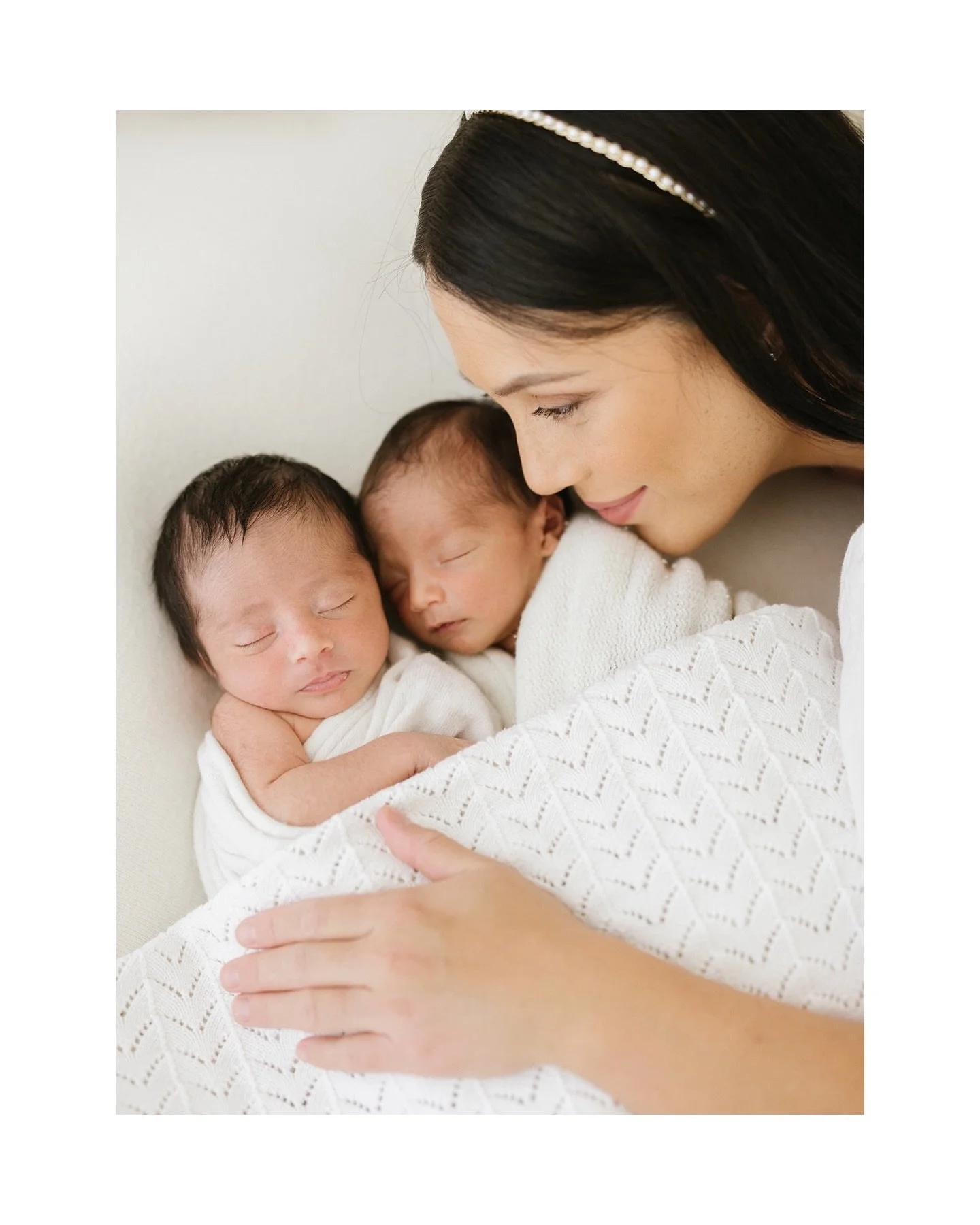 Double the love 💫 #brisbanenewbornphotographer #brisbanetwinnewbornphotographer