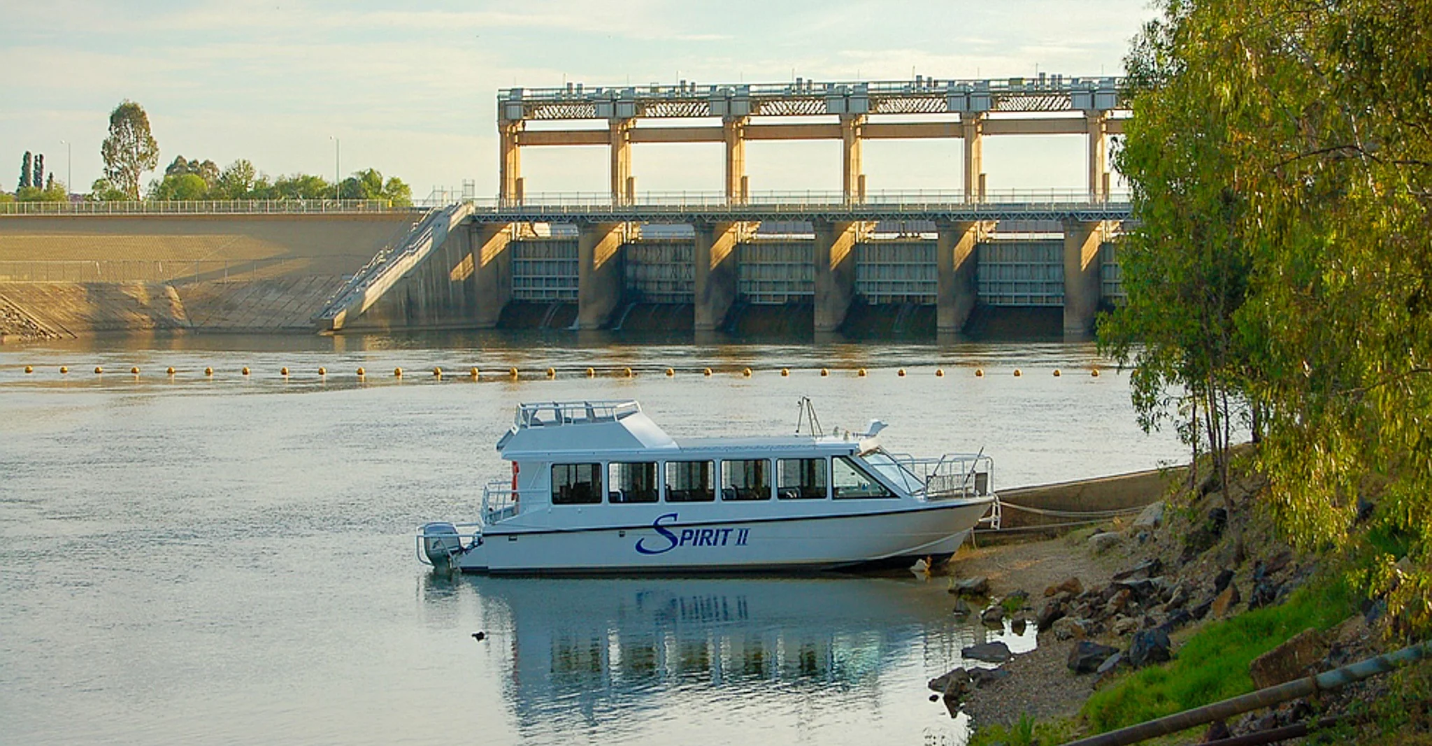 Spirit 2 downstram Yarrawonga Weir River Murray