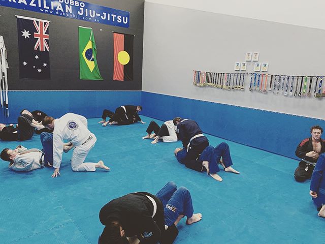 Positional Control and Pressure are the two best thing if your looking to break your opponents. I tell my guys every week, Jiu Jitsu is easy when your on top.
@teamperosh @anthonyperosh #brazilianjiujitsu #jiujitsu #bjj #bjjfamily #submission #grappling #gi #pressure #fitness #nochill