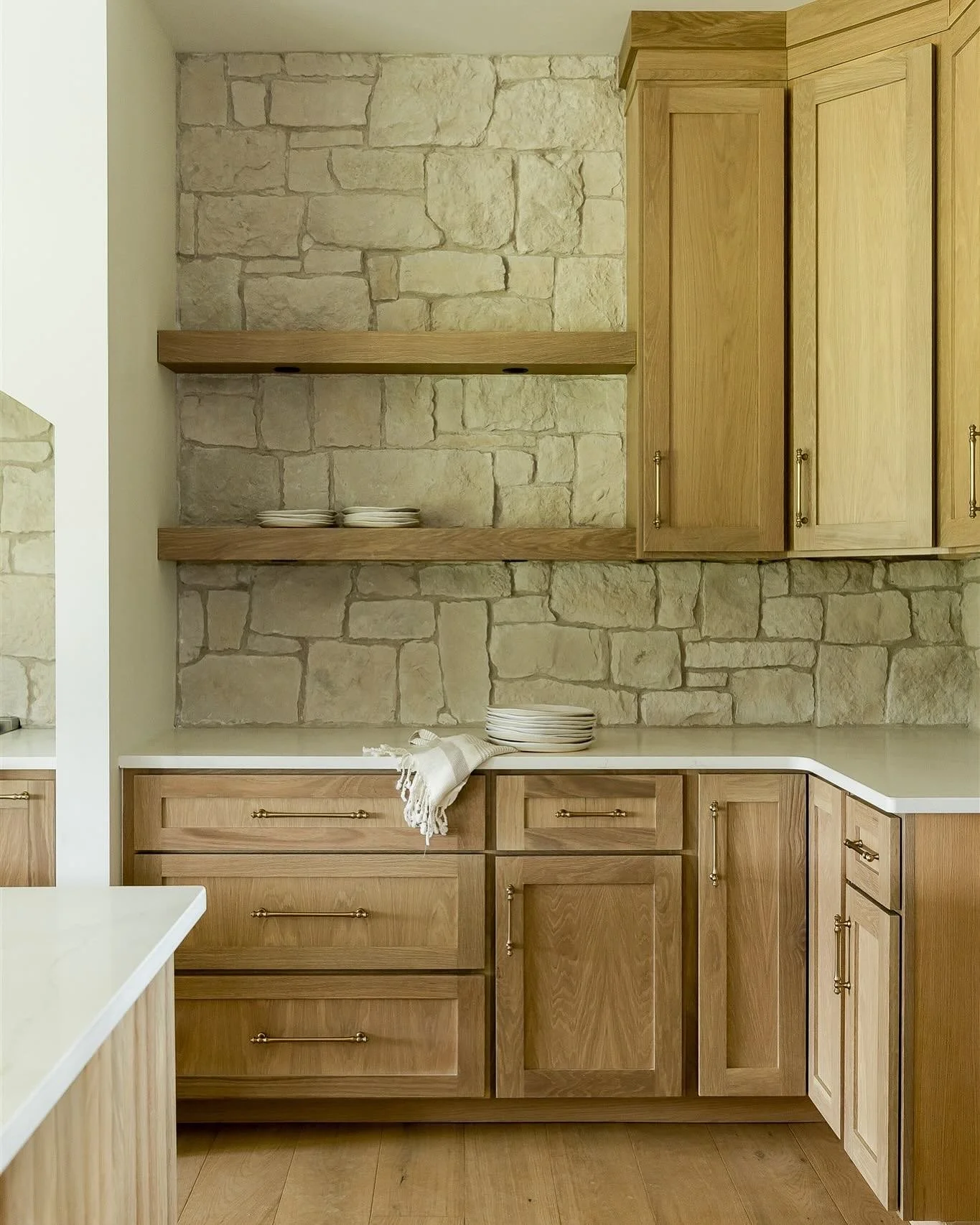 I promise you will say wow *atleast* once while looking at this kitchen. This contractor/homeowner did NOT hold back on the details! What&rsquo;s your favorite aspect of this gorgeous space? 

#interiorphotography #kitchendesign
#kitchenstyling #hous
