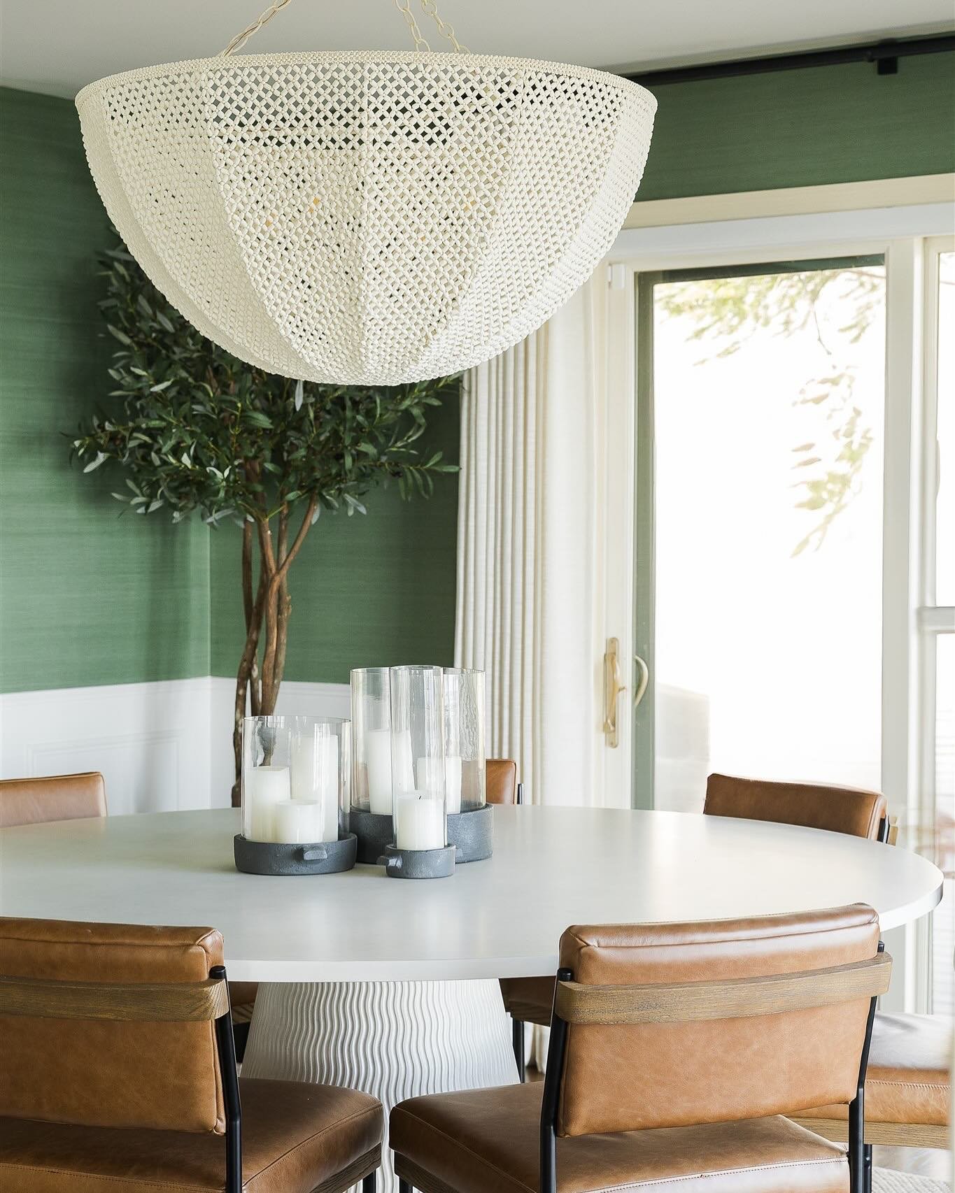 @juliarobertdesign didn&rsquo;t spare any texture in this lakeside dining space. 

#interiorphotography #diningdesign 
#diningroomstyle #housebeautiful #worldofinteriors #interiordesign #diningroominspo #IDCOatHome #adstyle #elledecor #interiorphotog