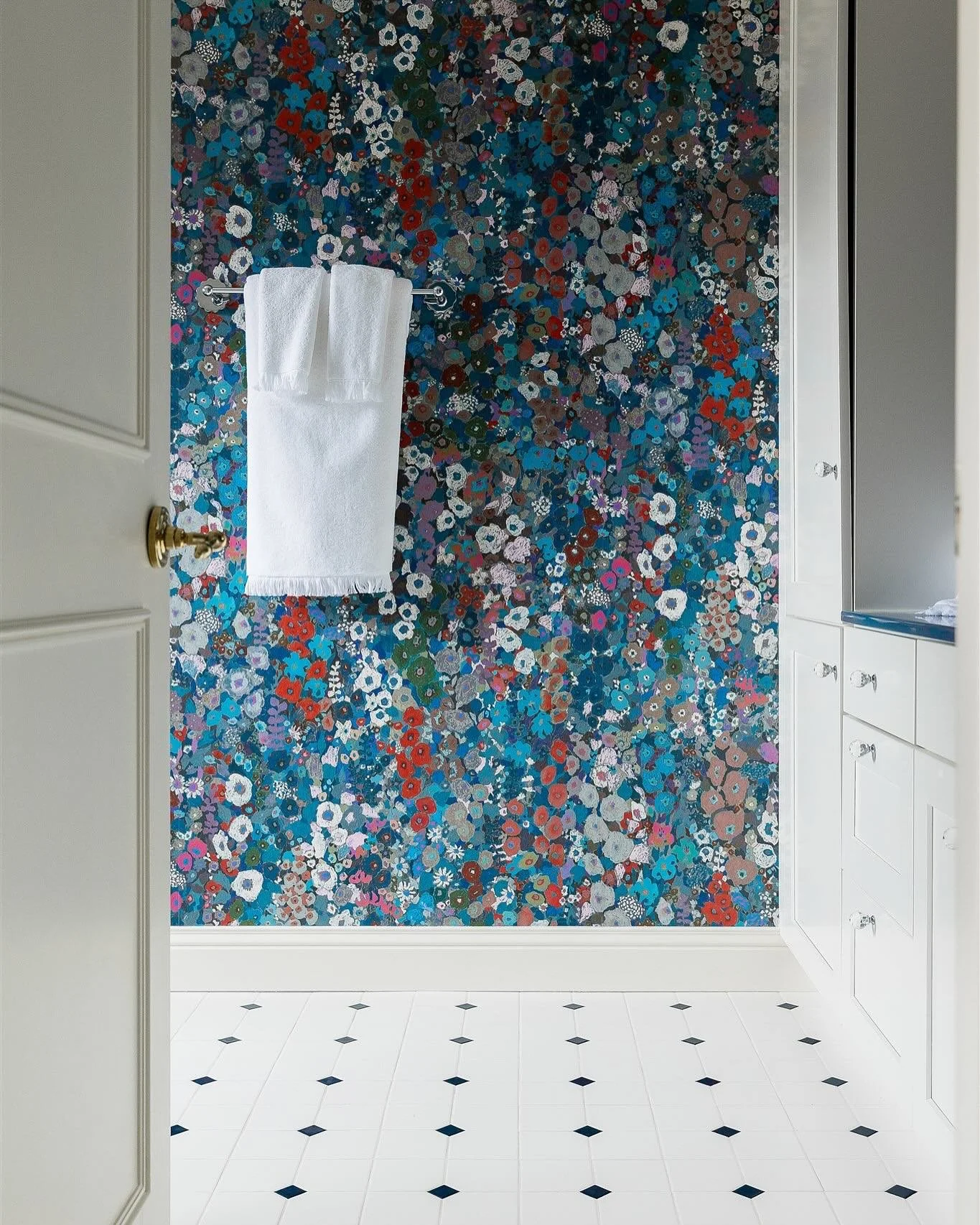 Your daily dose of wallpaper 🌼 

#interiorphotography #bathroomdesign
#housebeautiful #worldofinteriors #interiordesign #bathroominspo #laundryroominspo #IDCOatHome #adstyle #elledecor #interiorphotographer

Wallpaper in frame 2&amp;3 from @staffcar