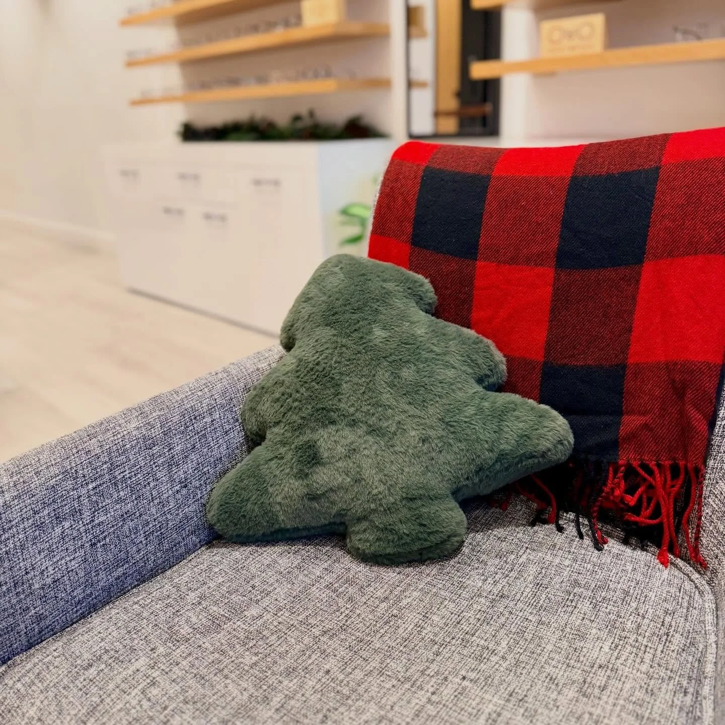 Happy Friday!! 🙌🏻 Just a heads up that we&rsquo;ll be closing early today at 3:30pm for our doctors and staff to celebrate Christmas together before the craziness at the end of December hits us 🎄 #christmasseason #christmastime #smallbusiness #sho