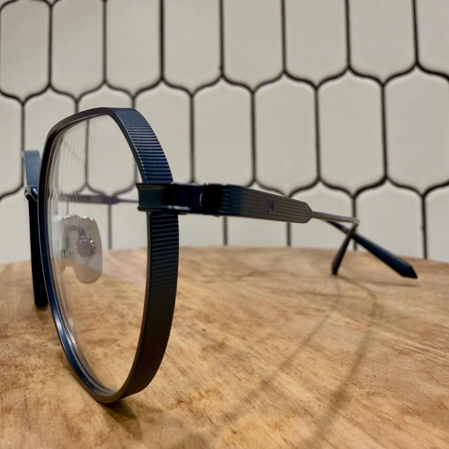 We are loving the details of our newest @aliuseyewear frames!! Come check them out 😍🙌🏻🤓 
#aliuseyewear #eyeglasses #spectacles #shopsmall #spectacleoptometry