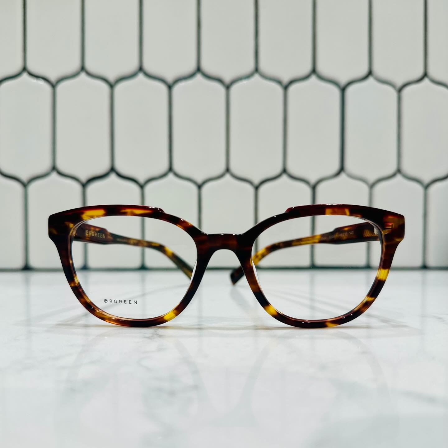 This classic tortoise in such a good shape is @orgreenoptics perfection! 🤓🙌🏻😍 #orgreen #glasses #tortoiseglasses #shopsmall #spectacleoptometry