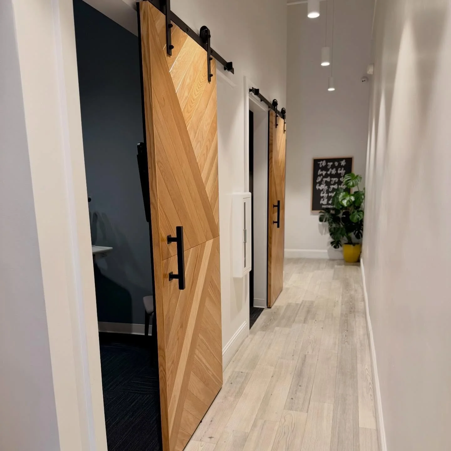 Both of our rooms are open and ready for a fun day with both of our doctors! See you soon 👀🙌🏻☀️ #saturdayshenanigans #saturdayvibes #shopsmall #familyowned #seebetterlookgood