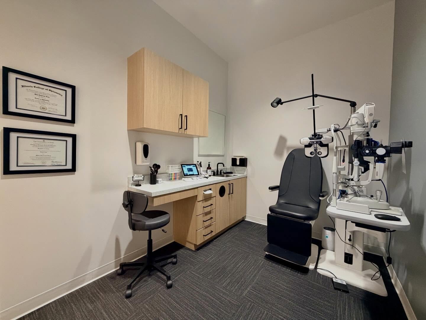 Happy Saturday! 🙌🏻☀️🤓 #saturdayvibes #thedrsarein #shopsmall #familyowned #spectacleoptometry