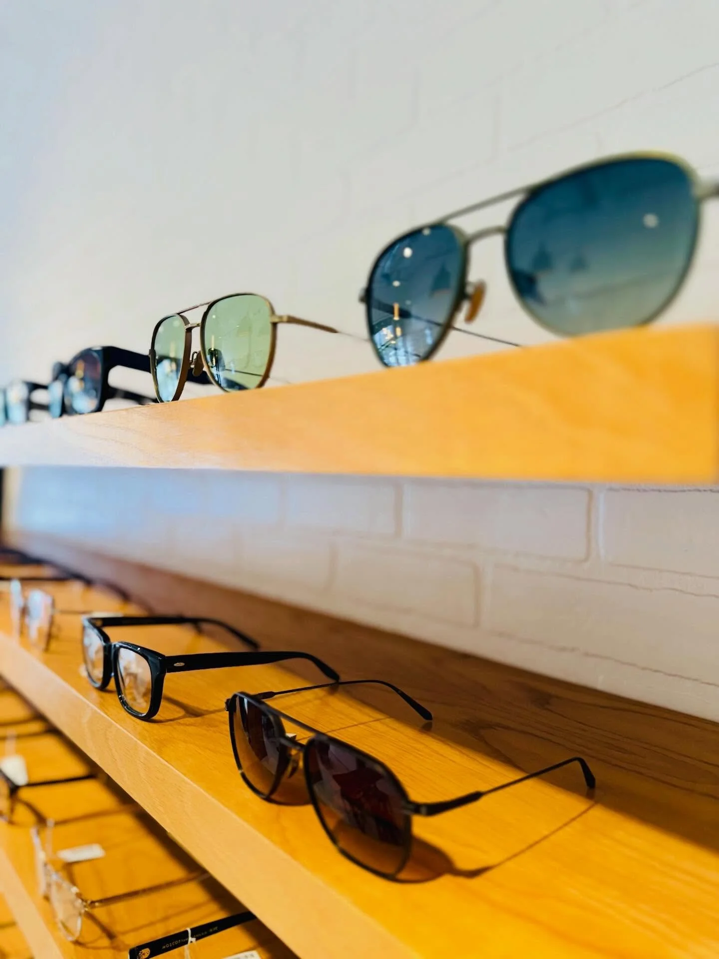 We are loving the cool vibes of these @aliuseyewear sunnies!! 😎🙌🏻☀️ They have that detailed, yet effortlessly cool aviator style DOWN! #aliuseyewear #aviators #coolstyle #sunglasses #spectacleoptometry