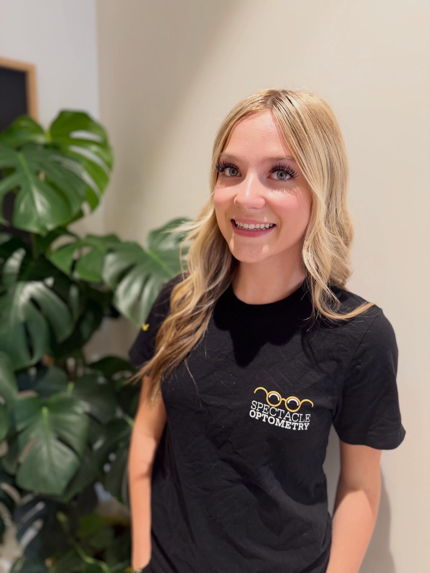 Meet our newest receptionist/technician, Layla! She is attending Canyon High School, and will be helping our patients on Saturdays! 🙌🏻🤓 #meetlayla #saturdayvibes #familyowned #shopsmall #spectacleoptometry