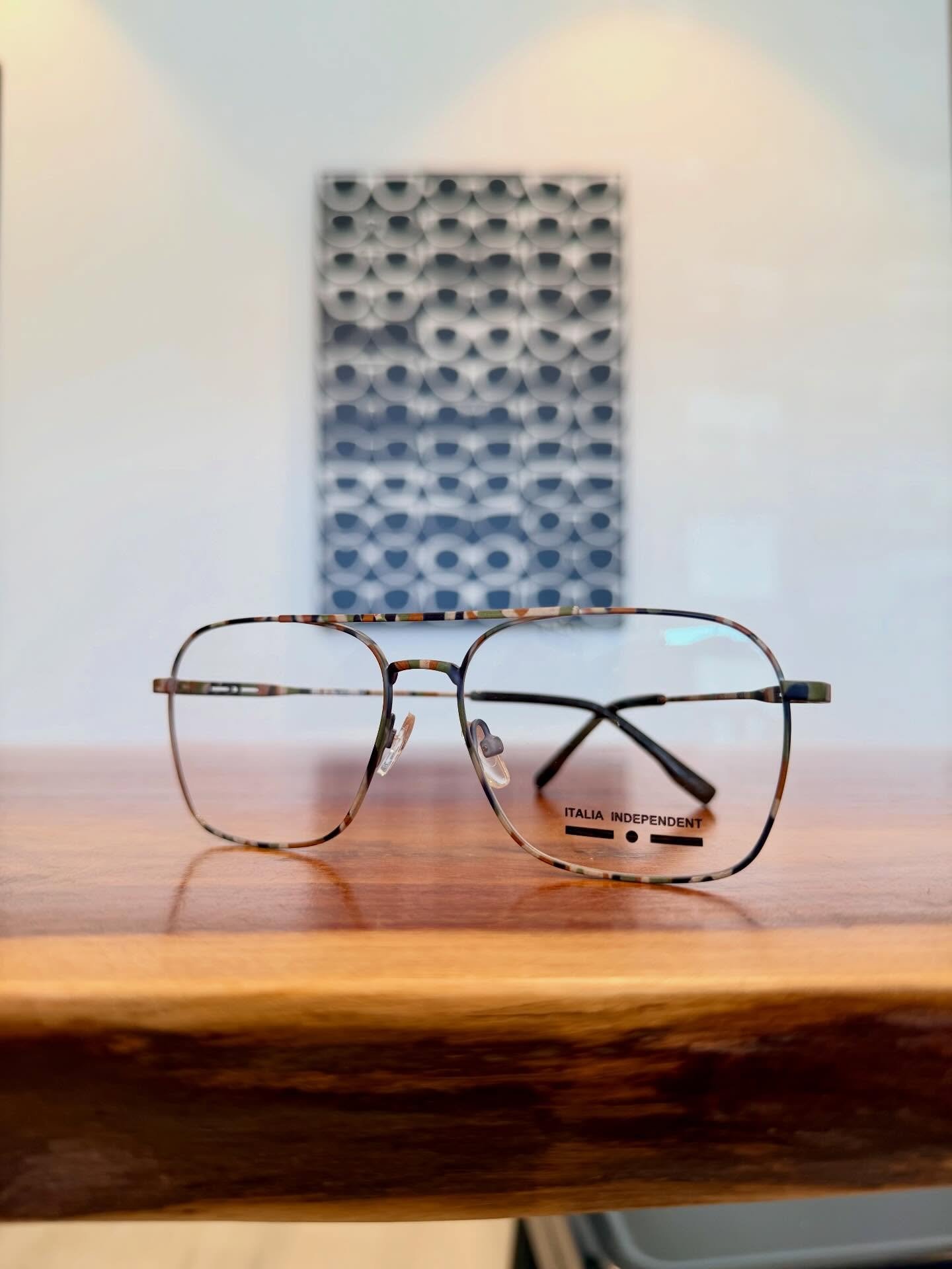 Check out these camo aviators by @italiaindependent!! Talk about a conversation starter 🤓🙌🏻😍 #camoaviators #popofcolor #eyeglasses #shopsmall #spectacleoptometry