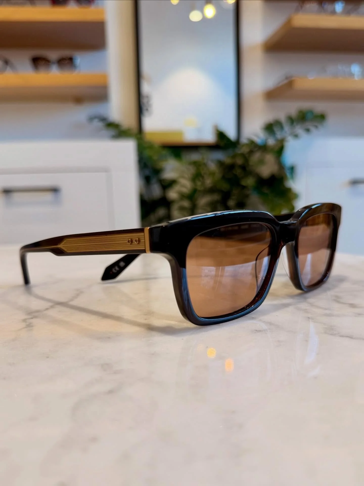 Summer is right around the corner!! ☀️🙌🏻 Make sure your eyes (and outfits! 😉) are ready for those sunny days with the perfect sunnies, like these from @aliuseyewear!! #sunnies #sunglasses #summerdays #aliuseyewear #spectacleoptometry
