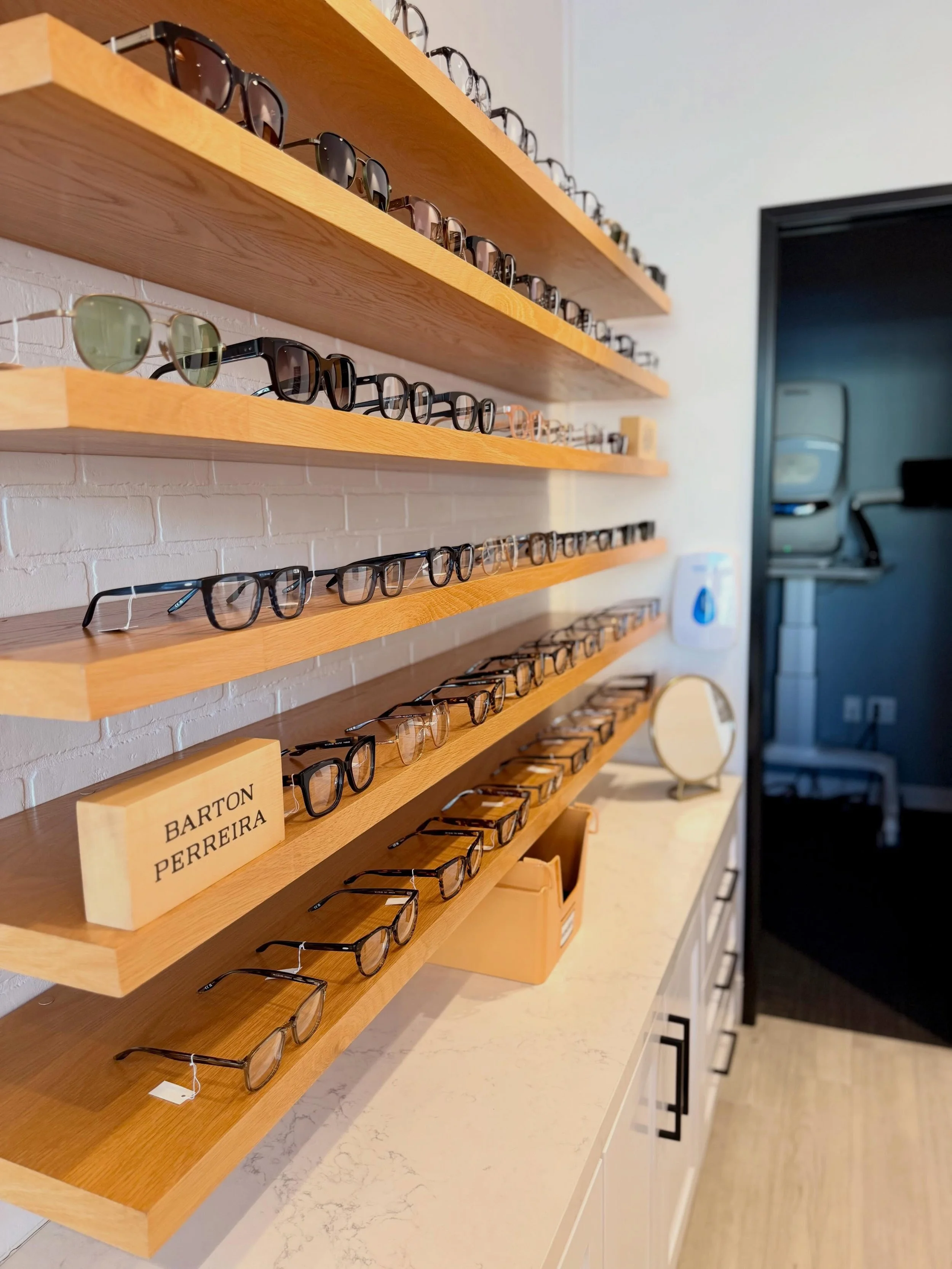 Saturday vibes!! 🤓🙌🏻☀️ #shopsmall #familyowned #saturdayvibes #seebetterlookgood #spectacleoptometry