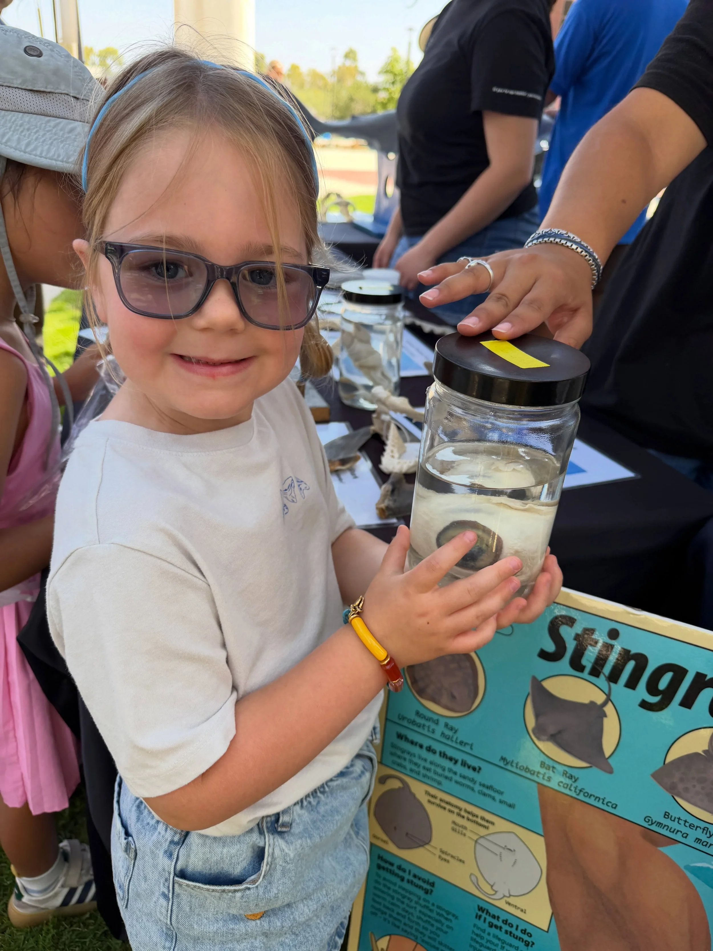 Happy Shark Week! 🦈 Parker got a chance to explore the @csulbsharklab and found this cool Mako Shark eye 👀🙌🏻 turns out that Dr. K actually discovered the exact same one 9 years earlier!! 🤯 #likemotherlikedaughter #sharkweek #sharklab #familyowne