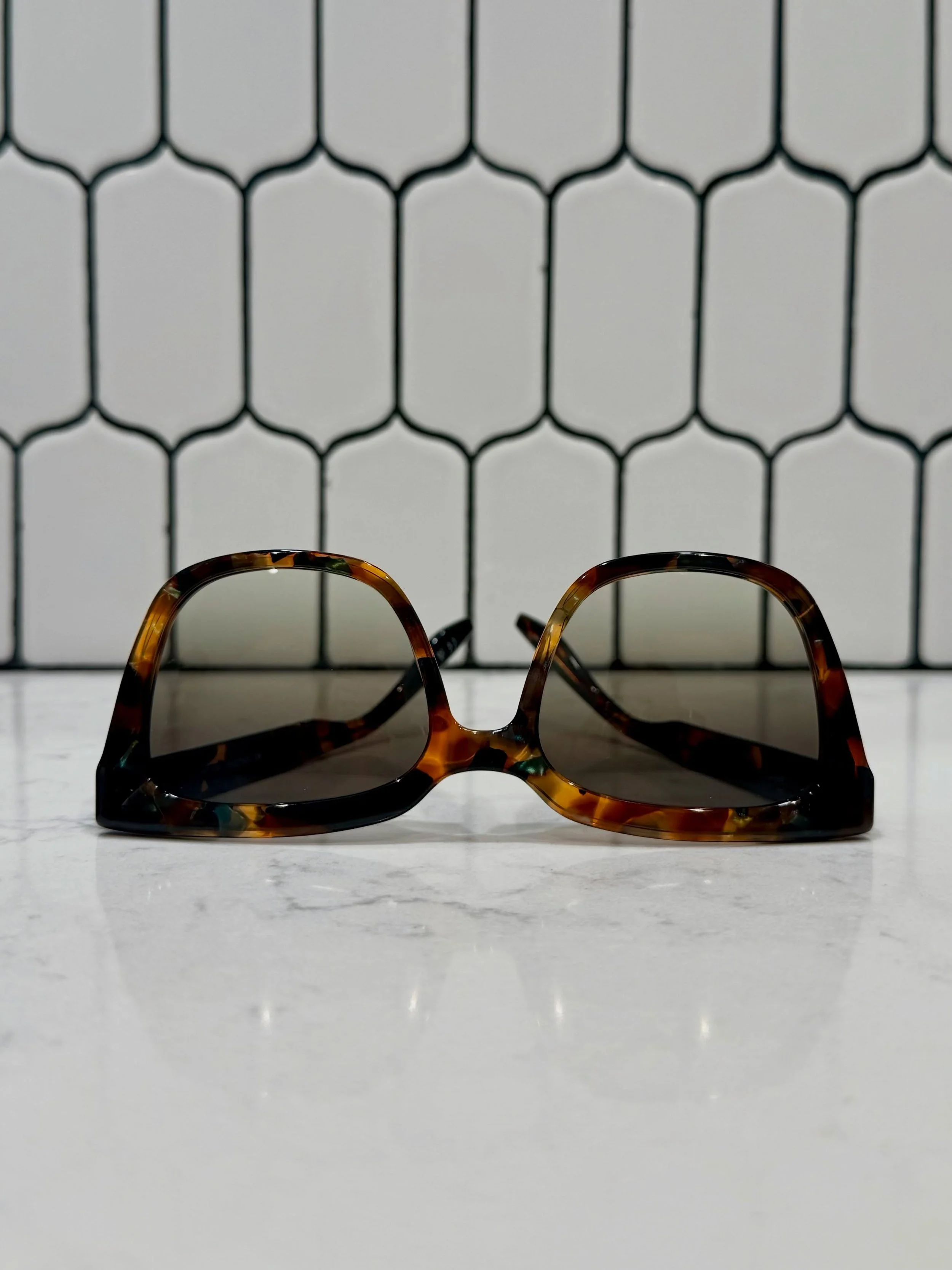 Whether it&rsquo;s 100 and sunny like last week or a little gloomy, be sure to always have your sunnies! 😎 These Bolsha sunglasses from @bartonperreira are the perfect fall accessory! 🍂 #fallsunnies #sunglasses #shopsmall #spectacleoptometry #seebe