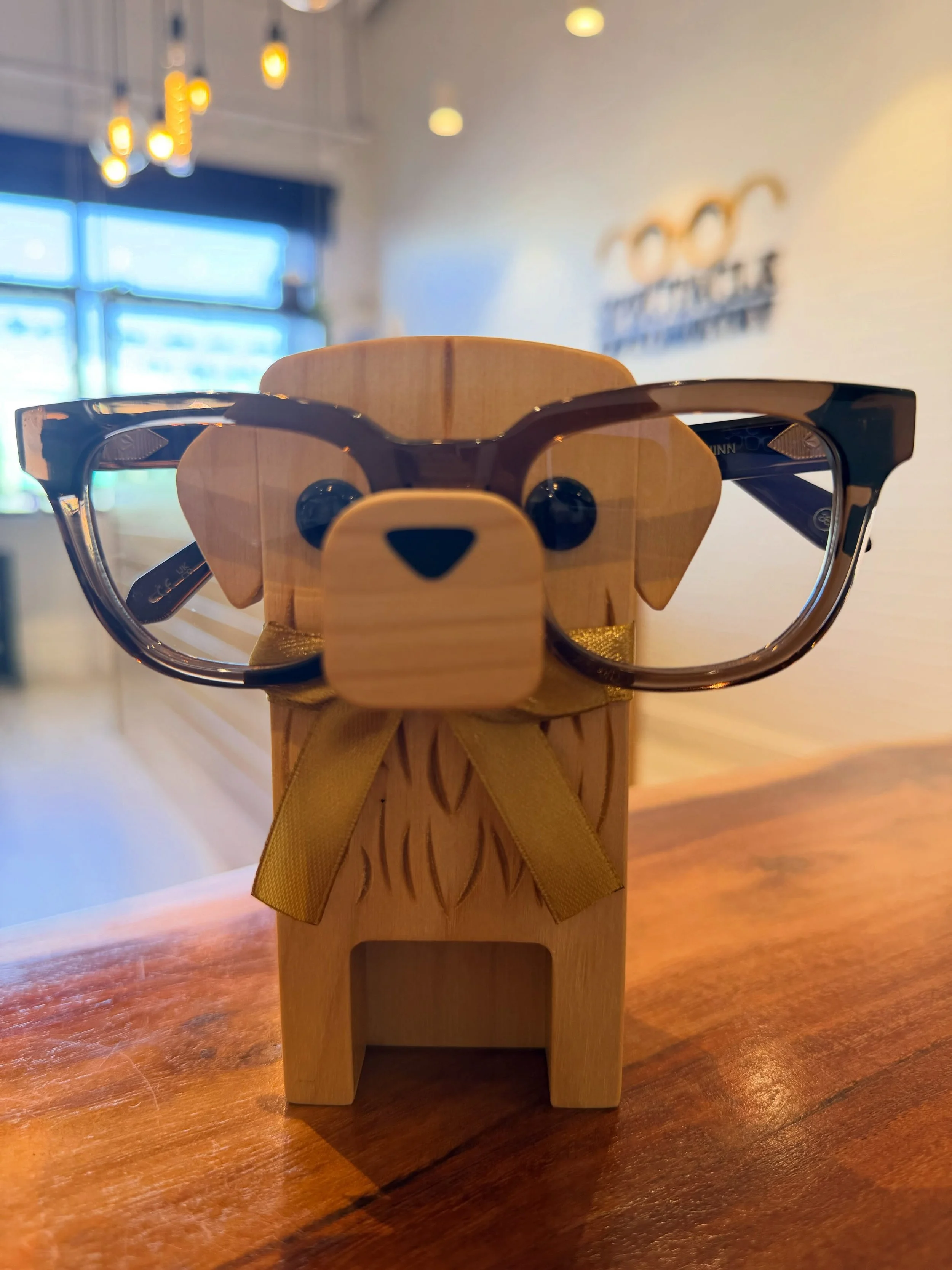 Feeling a little Monday vibes with these cute, fall @aliuseyewear frames and cute glasses holder that reminds us of our cutest, furriest employee, Cooper! 🐶 🐾 🙌🏻🤓 #mondaymood #furryemployee #glasses #minicooperbovy #spectacleoptometry