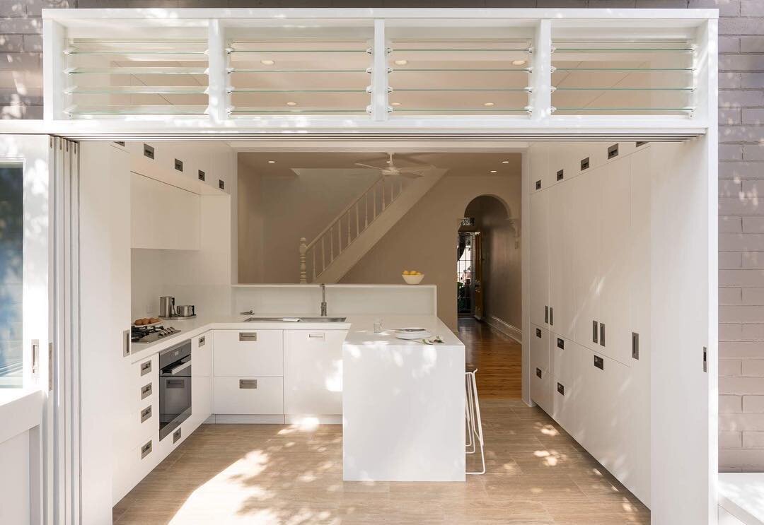 Brown House, Surry Hills, Sydney 📸 @daniel_mayne_  @ianmoorearchitects @casf_surfaces @coriandesign #travertine #kitchendesign #kitchenrenovation #insideoutsideliving