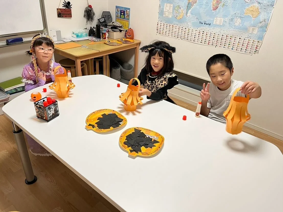 Halloween week 2024
毎年、10月最後はハロウィンウィーク！
今年はどんなクラフトにしようかと、毎年頭を悩ませます。。

#stepsenglishschool #ステップスイングリッシュスクール　#松本市にある英会話スクール　#英会話　#英語　#塾　#matsumoto #english