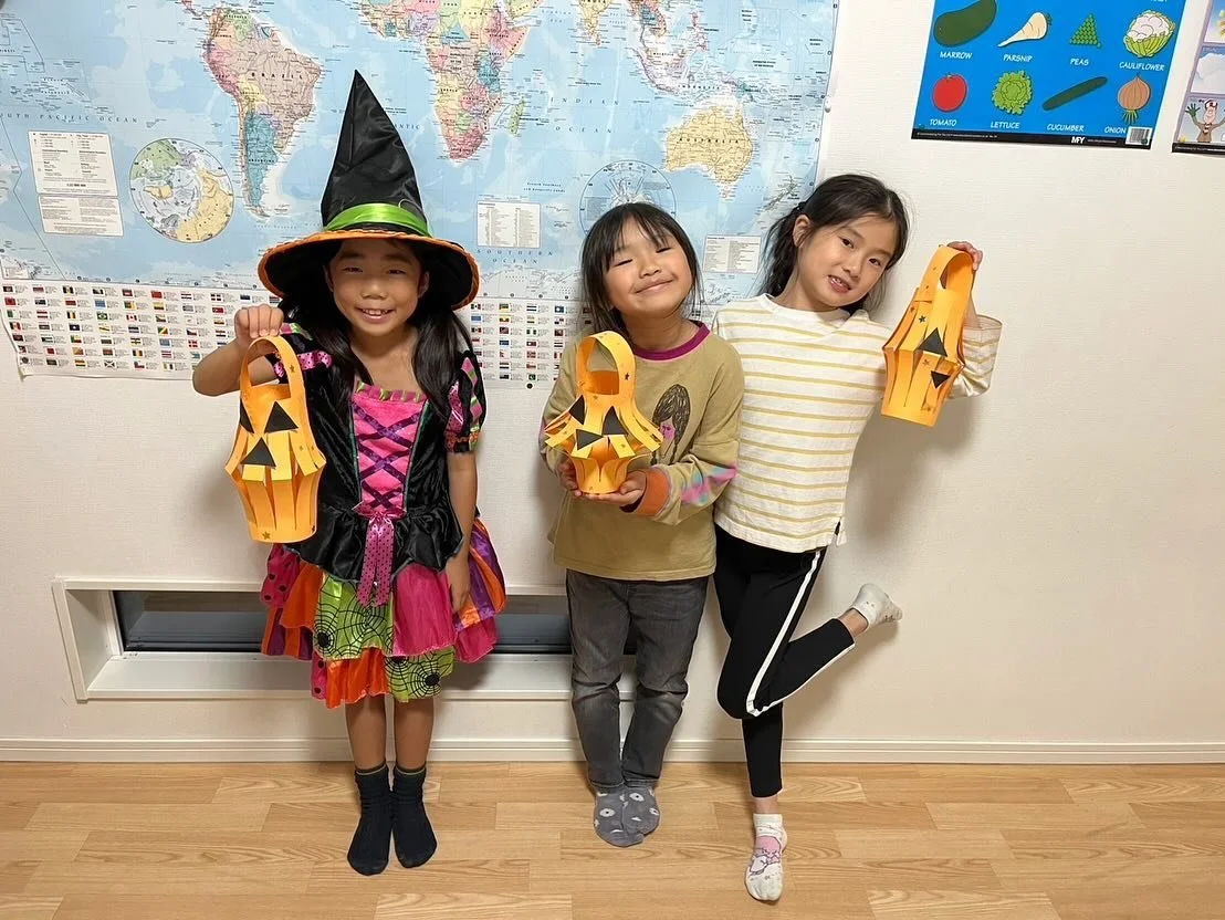 Happy Halloween!!!
昨日は中3クラスのガールズが可愛い仮装をして来てくれました🎃
小学生も高学年になるにつれ、恥ずかしさが勝って仮装もしなくなってしまう。。
そんな姿を見ると、成長が嬉しいのと同時にちょっと寂しい。。

でも、中3になって吹っ切れた感が、大人になった証のようで、それもまた嬉しいような、寂しいような。笑

中3クラスのみんなが大好きで、ダレンとすでに、
「4月から寂しくなる。We&rsquo;ll miss them all!」
と話しています。笑

#step