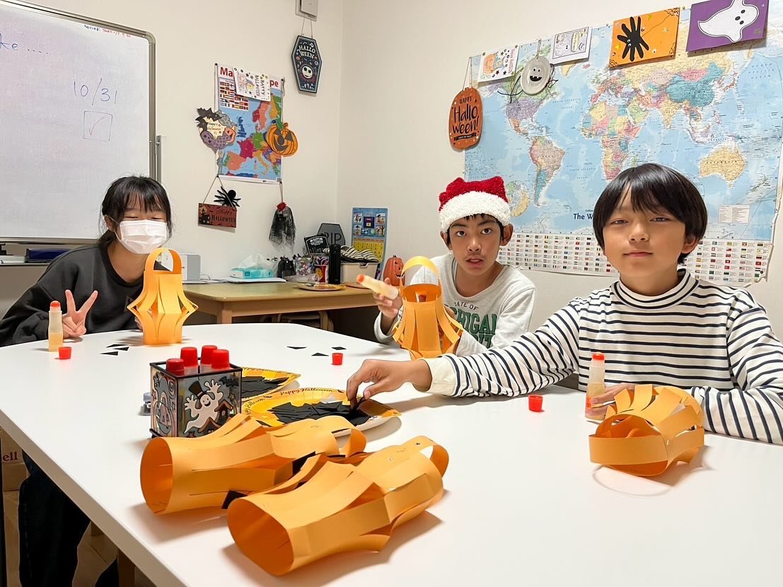 Happy Halloween 🎃 
も、あっという間に終わってしまった。。
毎年、今年は何のクラフトにしようか、お菓子はどうしよう。。と考え始めてからあっという間に11月までワープしたような気持ちになる。

この日を楽しみにしてくれている生徒さん。
お菓子を配ってくれた生徒さん。
本当にありがとうございました！

さて。次はもう、クリスマスか。。笑

#stepsenglishschool #ステップスイングリッシュスクール　#松本市にある英会話スクール　#英会話　#英語　#塾　#matsu