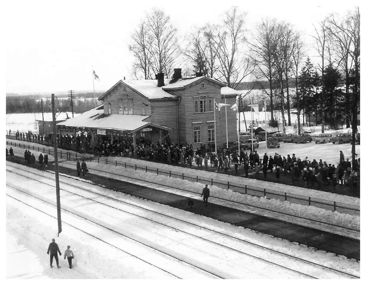 VR täyttää pyöreitä vuosia. Väki odottaa juhlajunaa asemalla.