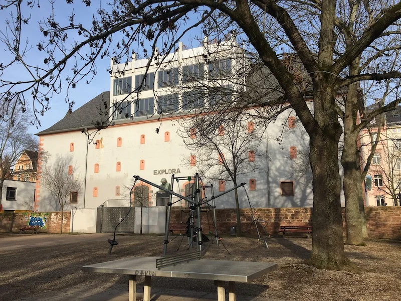Glauburgbunker_sonnig_schräg_klein.jpg