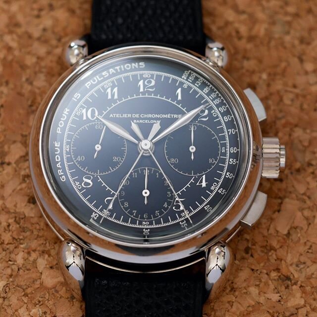 @atelierdechronometrie presenta su nueva creaci&oacute;n AdC #8 Split-Seconds Chronograph con caja de oro gris de 39,8 mm. En su interior encontramos en un movimiento basado en un calibre Venus 185, totalmente modificado y decorado a mano, de carga m