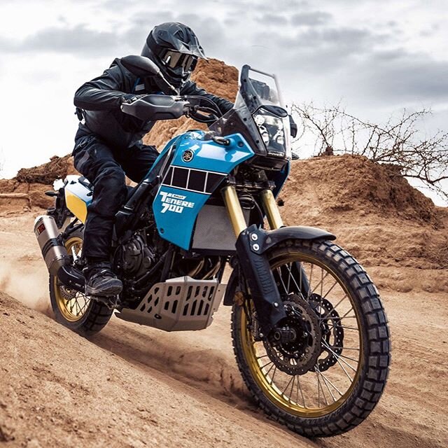 @yamaharacingcomofficial rinde homenaje a la moto con que venci&oacute; en los Dakar de los a&ntilde;os 70 y 80 presentando la T&eacute;n&eacute;r&eacute; 700 Rally Edition. Dispone de un motor bicil&iacute;ndrico en paralelo de 4 tiempo con 689 cc q