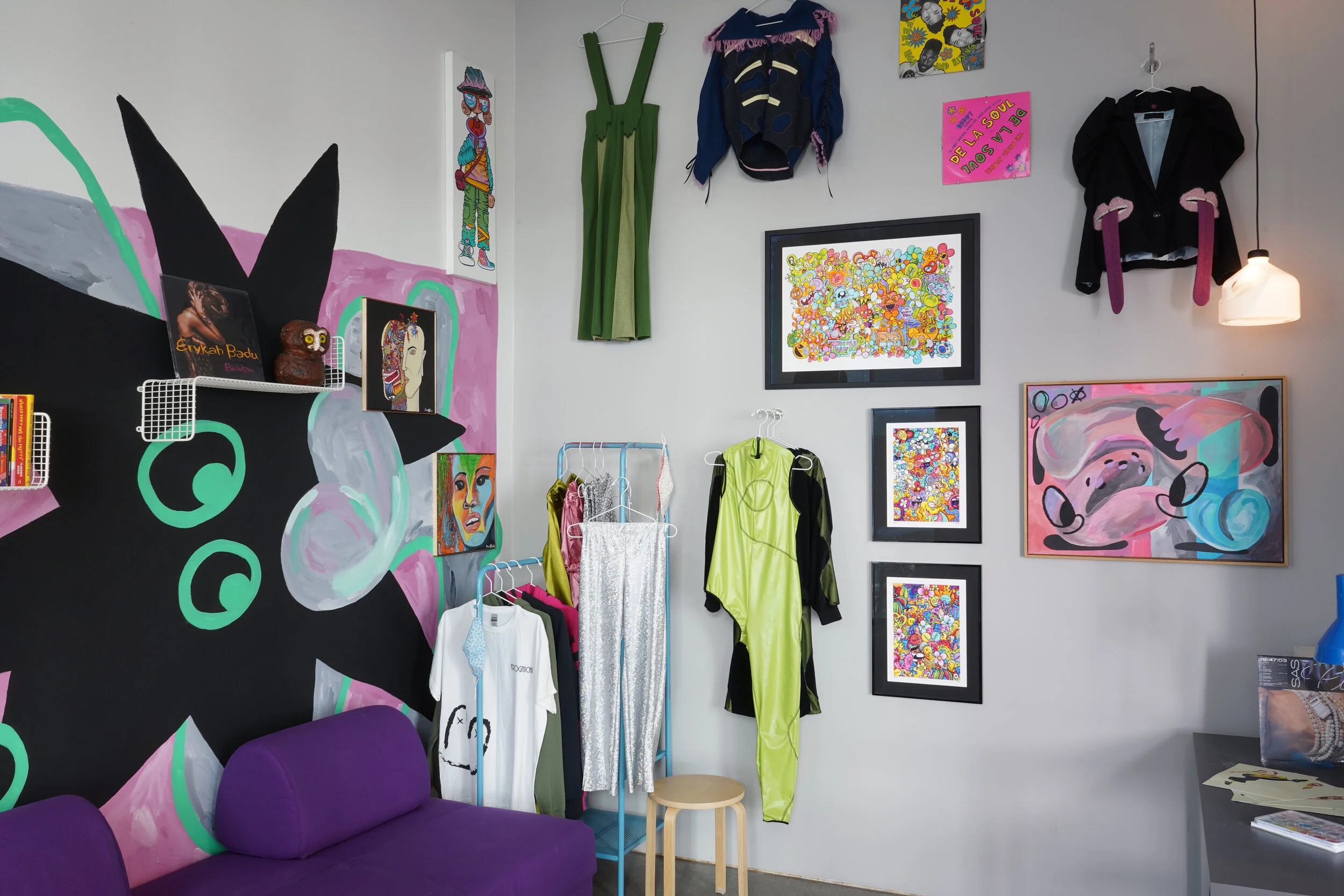 Soverommet, et rom med kunst, design, musikk og bøker. Foto: Kunsthall Oslo.