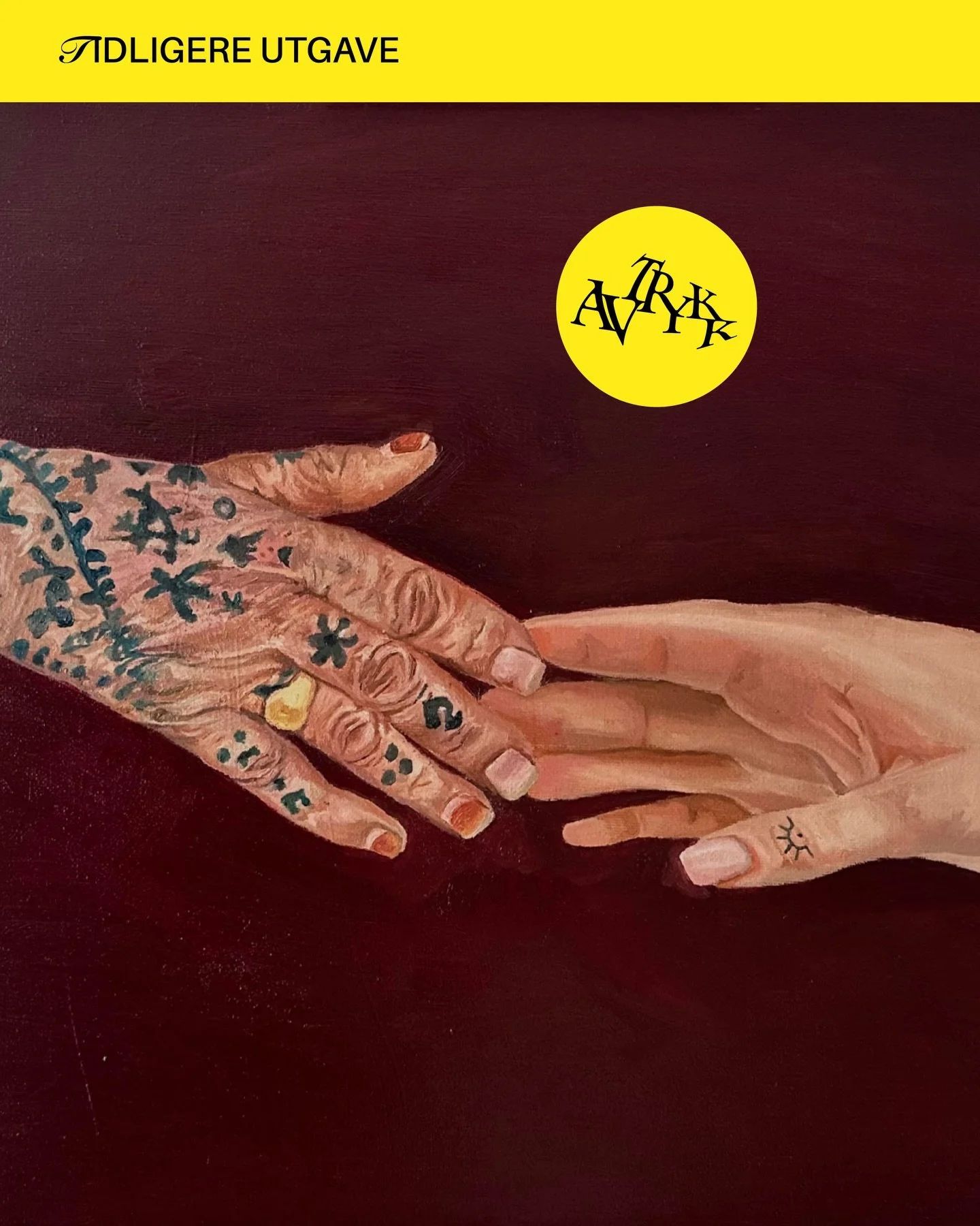 Tekst fra tidligere utgave: AVTRYKK

V&aring;r historie skrives ikke alltid i b&oslash;ker, men risses inn i huden med blekk av sot og morsmelk, der kroppen blir et levende arkiv. Deq (Xal) er det kurdiske begrepet for tatovering. Det er en eldgammel