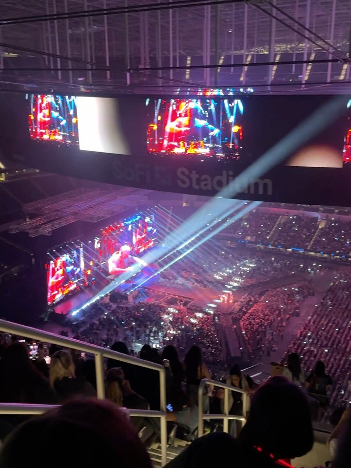 Stray Kids everywhere all around the world 🖤❤️ (spot Bang Chan in the selfie @laurafegelyvo and I took at the end)
