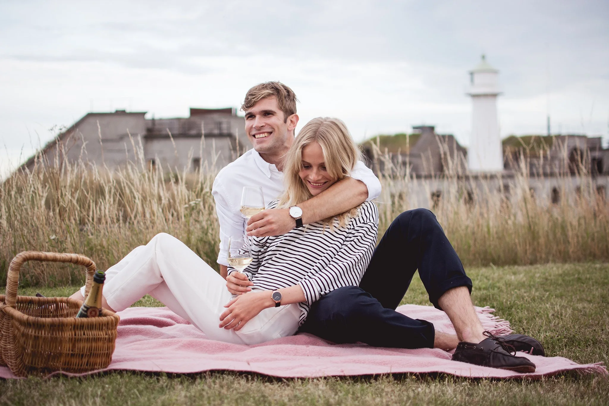 Alexander wears MR007 - Signe wears MR104.