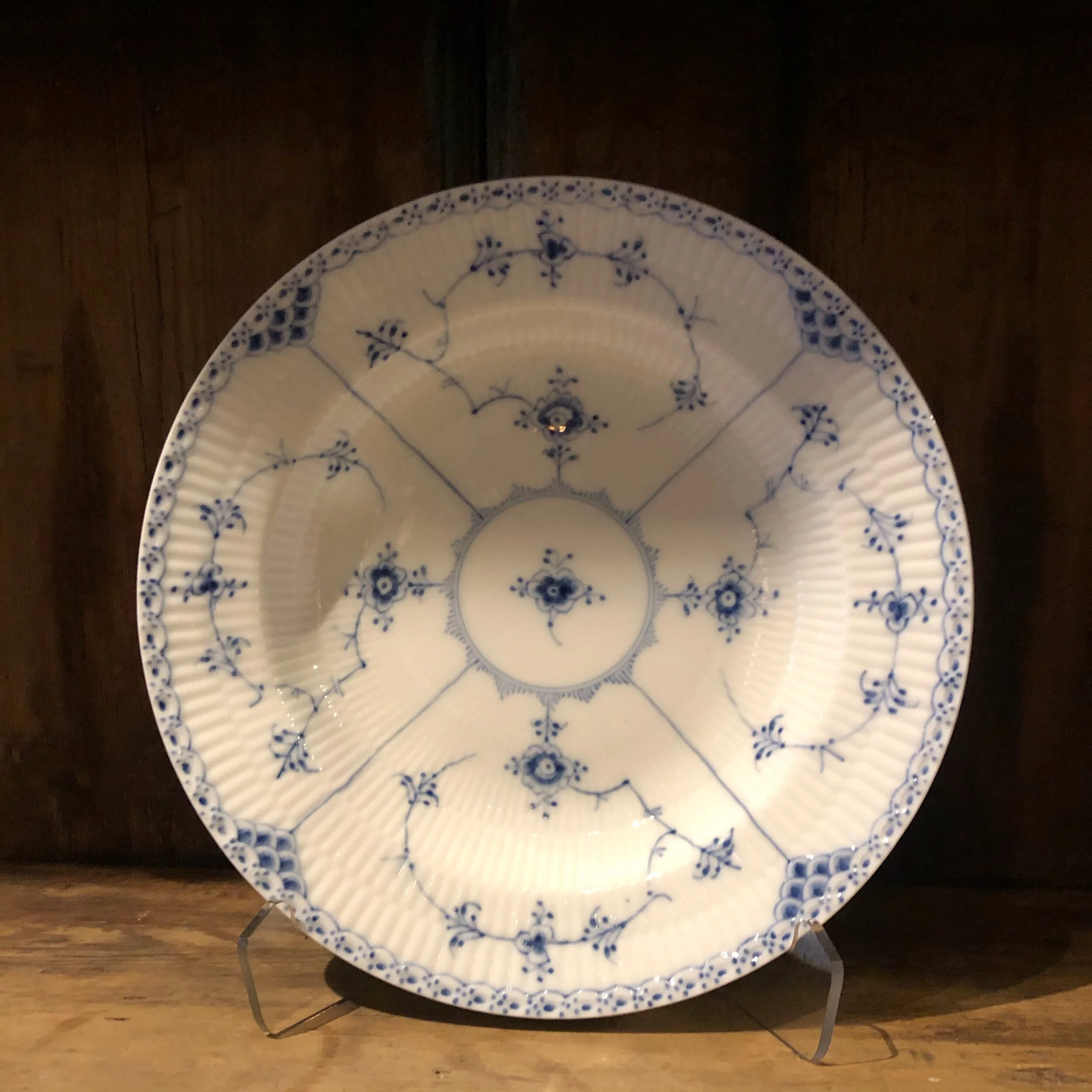 Stor, dyp tallerken i Halvblonde kr 1250Stk, tidlig 1900-tallet