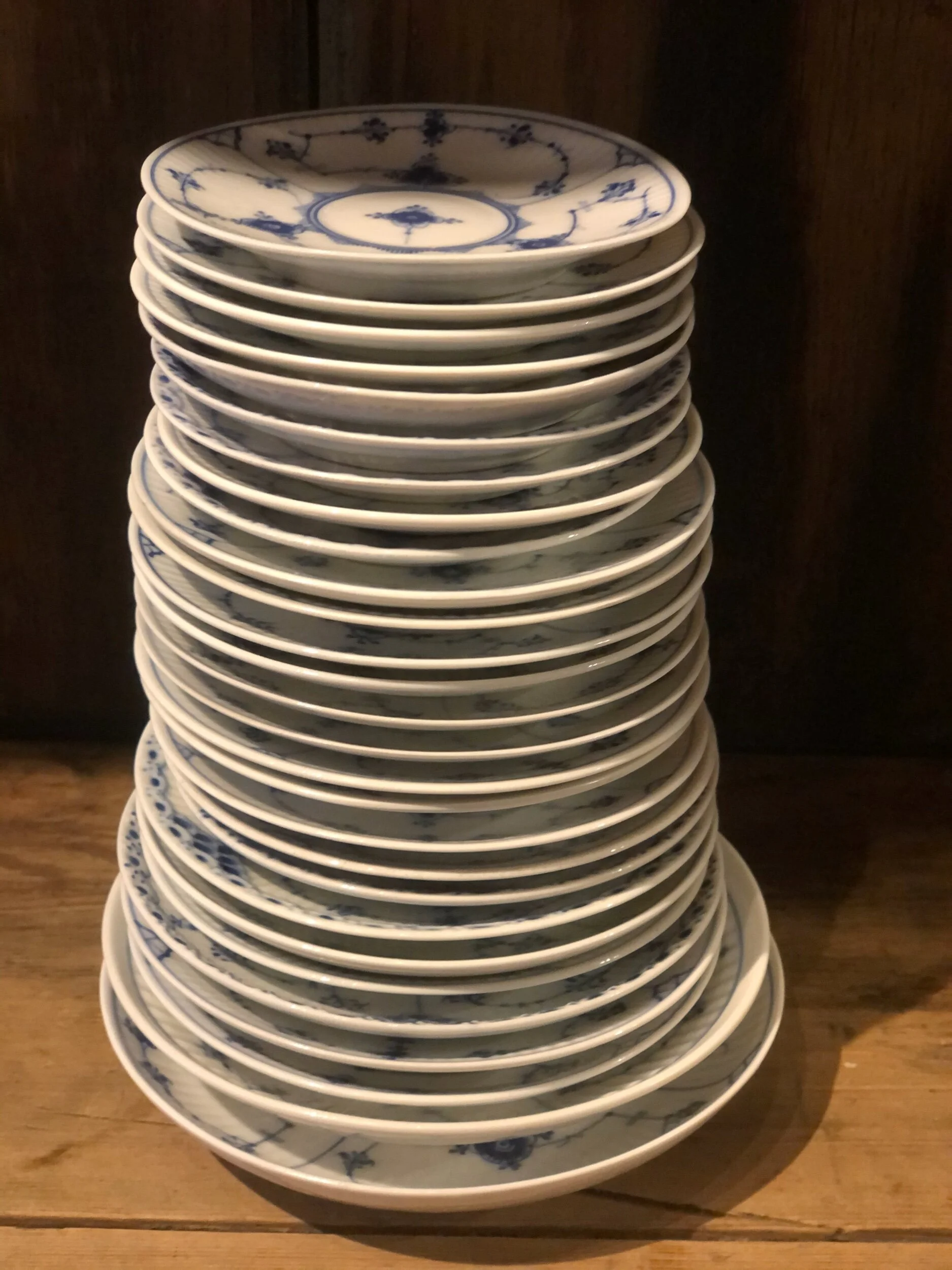 Skåler i forskjellige mønstre og størrelser fra kr 450 stk, alle fra 18 og tidlig 1900-tallet