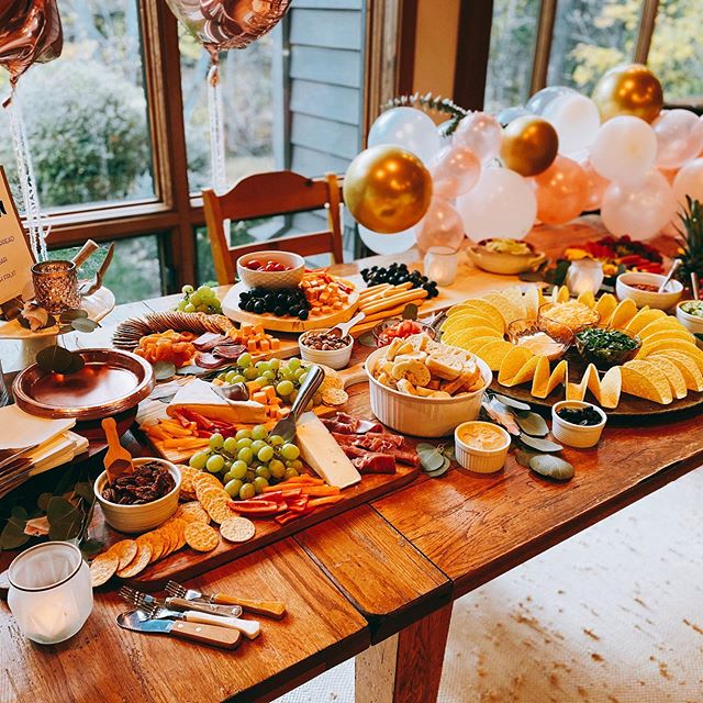 A few more details from A&rsquo;s &ldquo;Rose Gold Rustic Chic Sleepover&rdquo;. Man, it&rsquo;s a good time to be 13. Charcuterie, tacos and s&rsquo;mores...oh my!
-
📷: @rachelhallred -

#interior123 #sodomino #howwedwell #myhousebeautiful #myhomev
