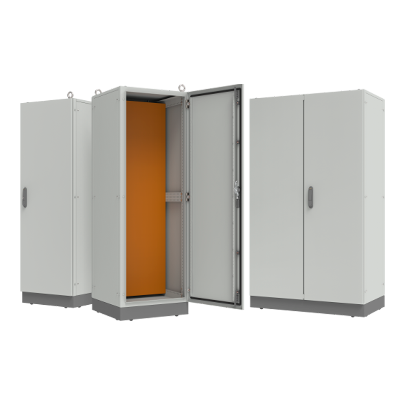 Armário modular em kit BRK composto por três módulos de aço carbono cinza, mostrando opções de porta simples, porta aberta com placa de montagem laranja e porta dupla com puxador