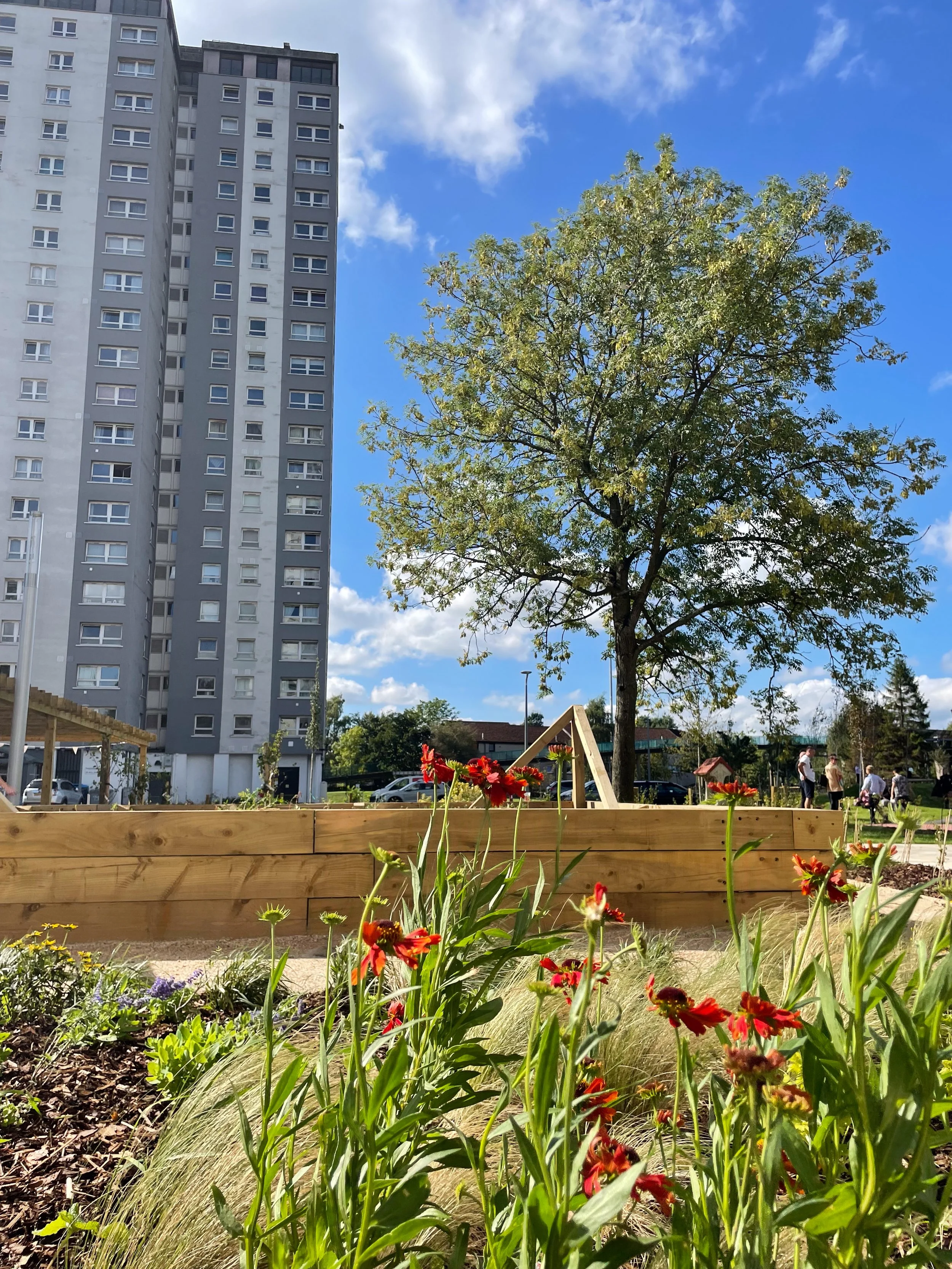 Queensland Court &amp; Gardens, Cardonald