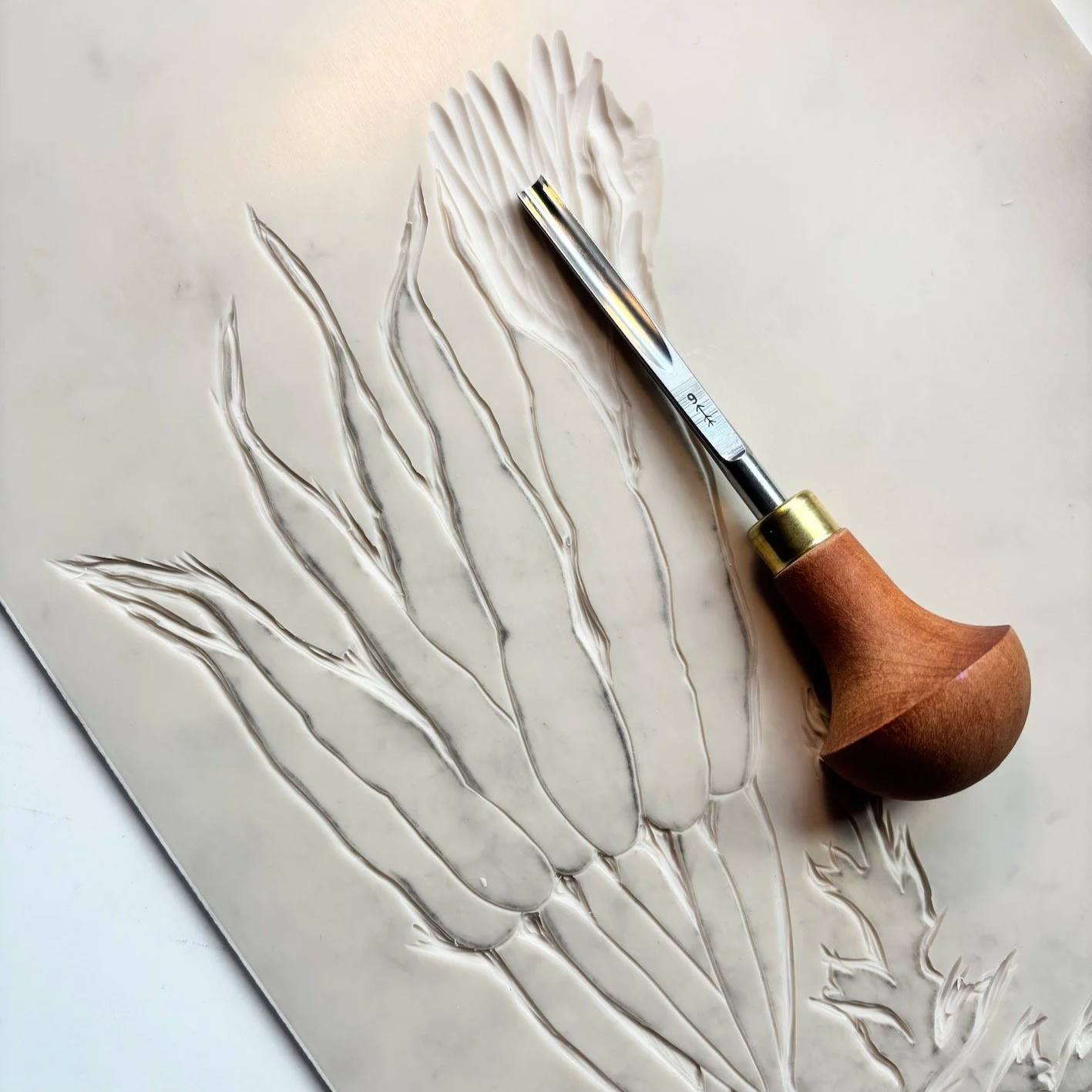 Carrot+carving+with+tool.png