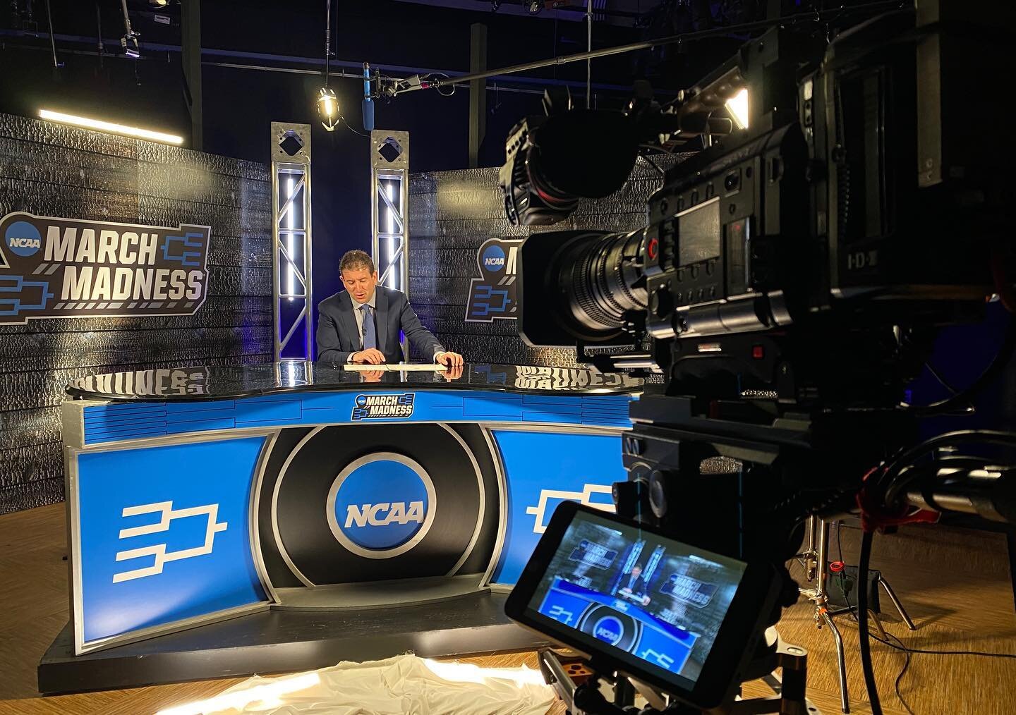 The Madness of March
#sonycinealta #fujinon #millertripods #smallhd #zacuto #idxtek #mytworks #nanlite #titantubes #quasarscience #vocas #marchmadness
