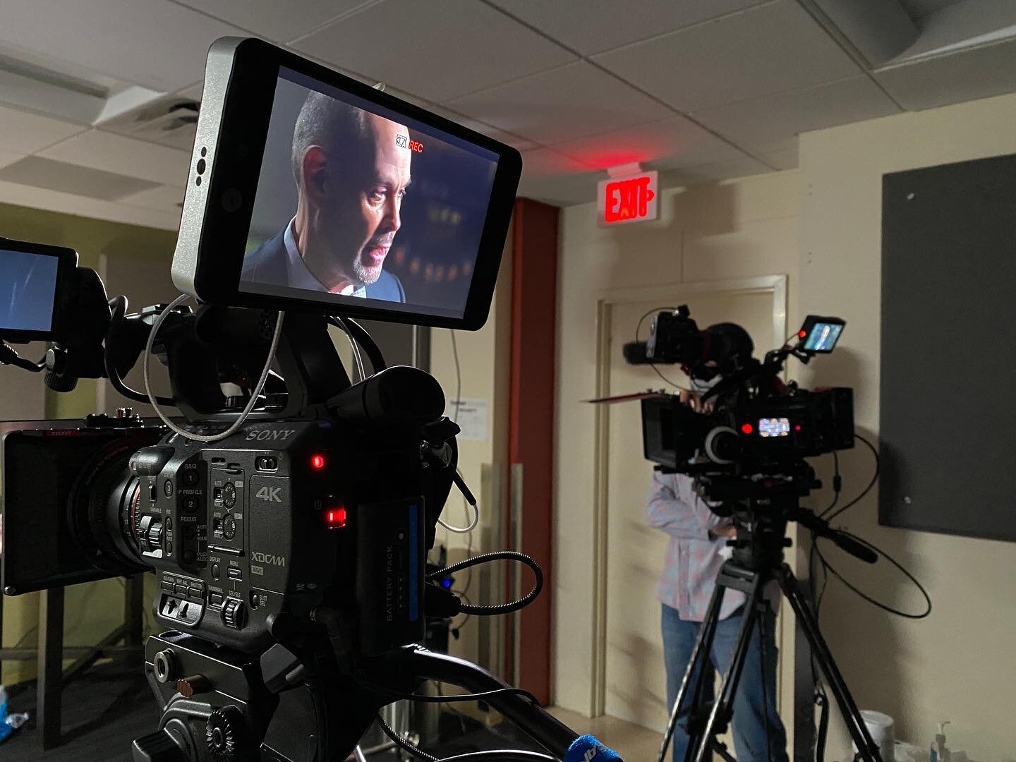 Not a bad day to be working indoors and in good company.
@2ndnorthpro #nba #millertripods #sonyf55 #sonyfs5 #smallhd #zacuto #tilta #nanliteusa #litepanels #idxtek