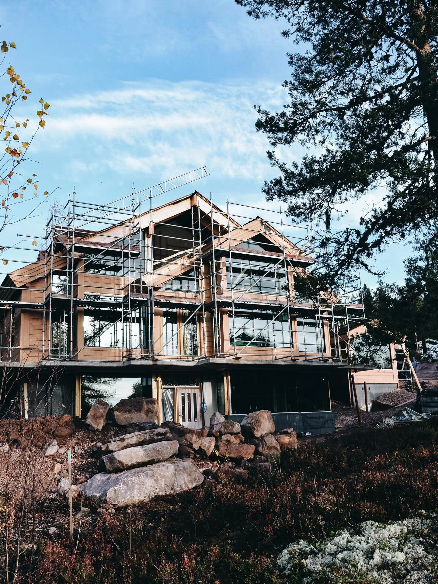 Ig&aring;r var det planering inf&ouml;r n&auml;sta s&auml;songs plantering p&aring; denna ljuvliga plats. 🏔️🏡🏗️ H&auml;r kommer husets f&aring; landa mjukt i skogsmatta och omfamnas av tall, bj&ouml;rk och v&auml;xtlighet som trivs i v&auml;xtzon 