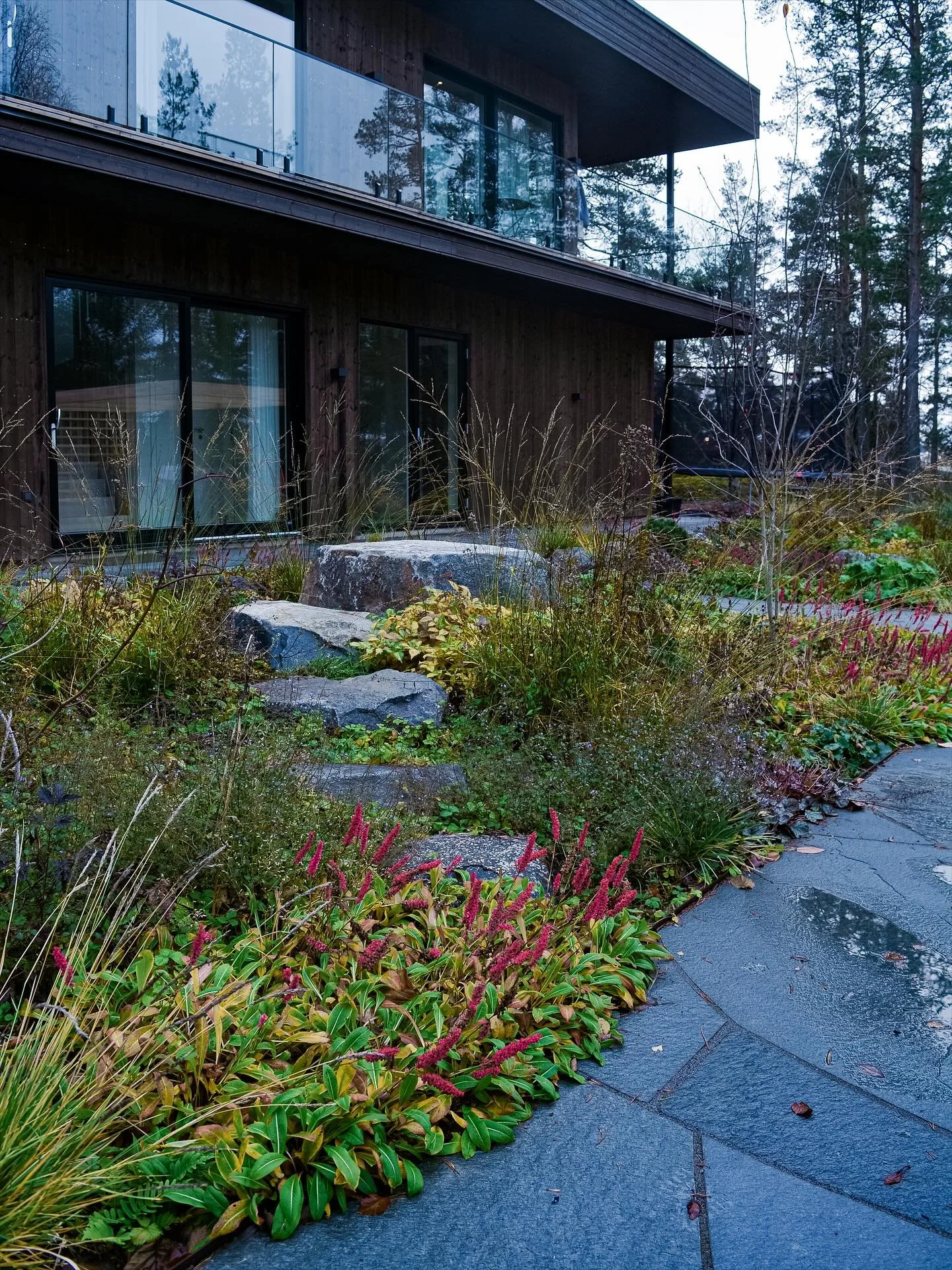 H&auml;rliga h&ouml;stf&auml;rger idag n&auml;r denna ljuvliga plats fick v&aring;rl&ouml;k i jorden. Tack Ellinor f&ouml;r hj&auml;lpen! 🙌🤗🍂🍁🧡 #tr&auml;dg&aring;rdsdesign #tr&auml;dg&aring;rdsarkitekt #&auml;lskatr&auml;dg&aring;rd #v&aring;rl&