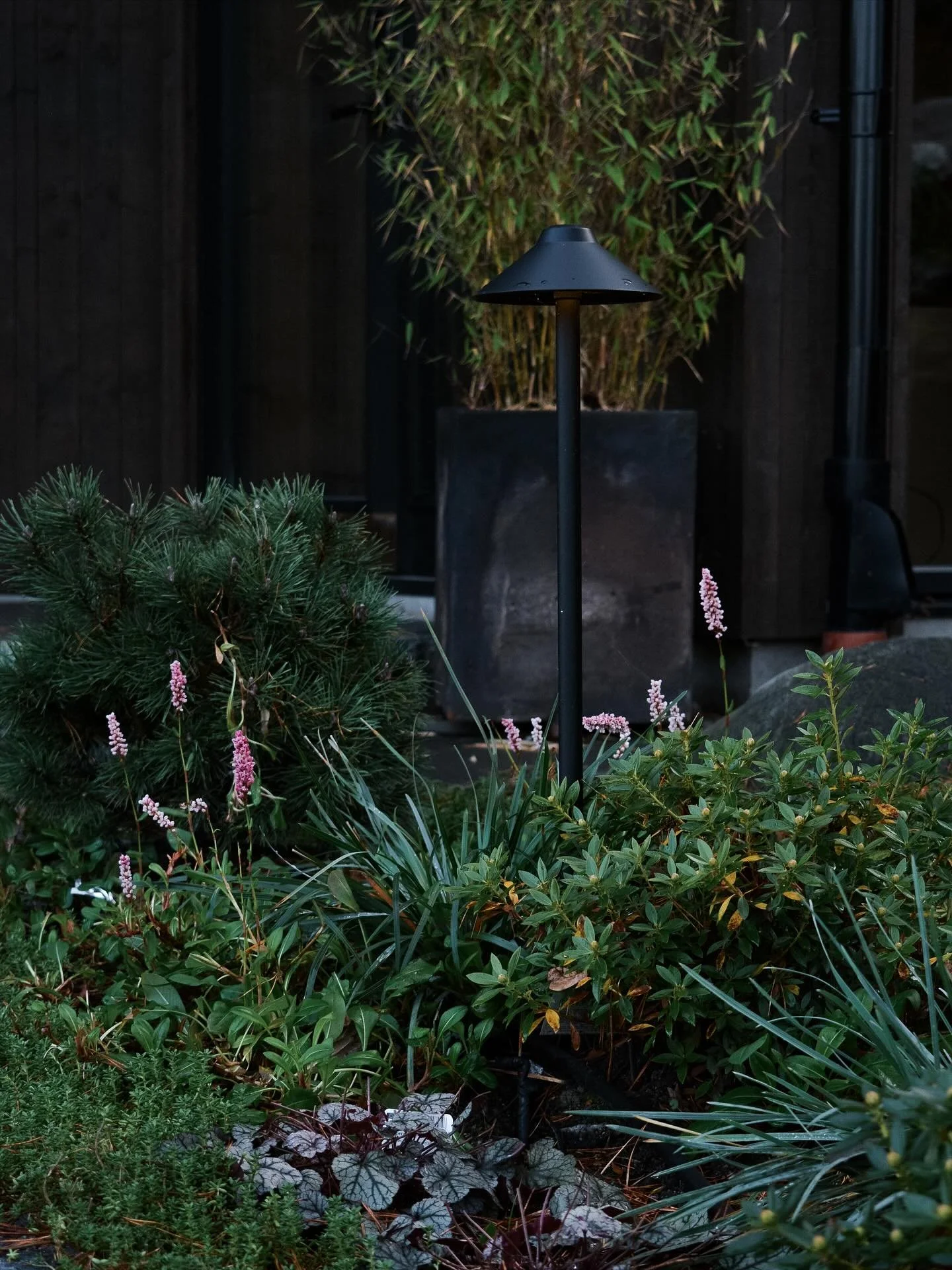 Nailed it! Sista pusselbiten p&aring; plats hos kund. Belysning g&ouml;r verkligen skillnaden s&aring; h&auml;r &aring;rs.🌌 T&auml;nds n&auml;r m&ouml;rkret faller och sl&auml;cks n&auml;r de i huset somnar, s&aring; att nattdjuren f&aring;r jobba i