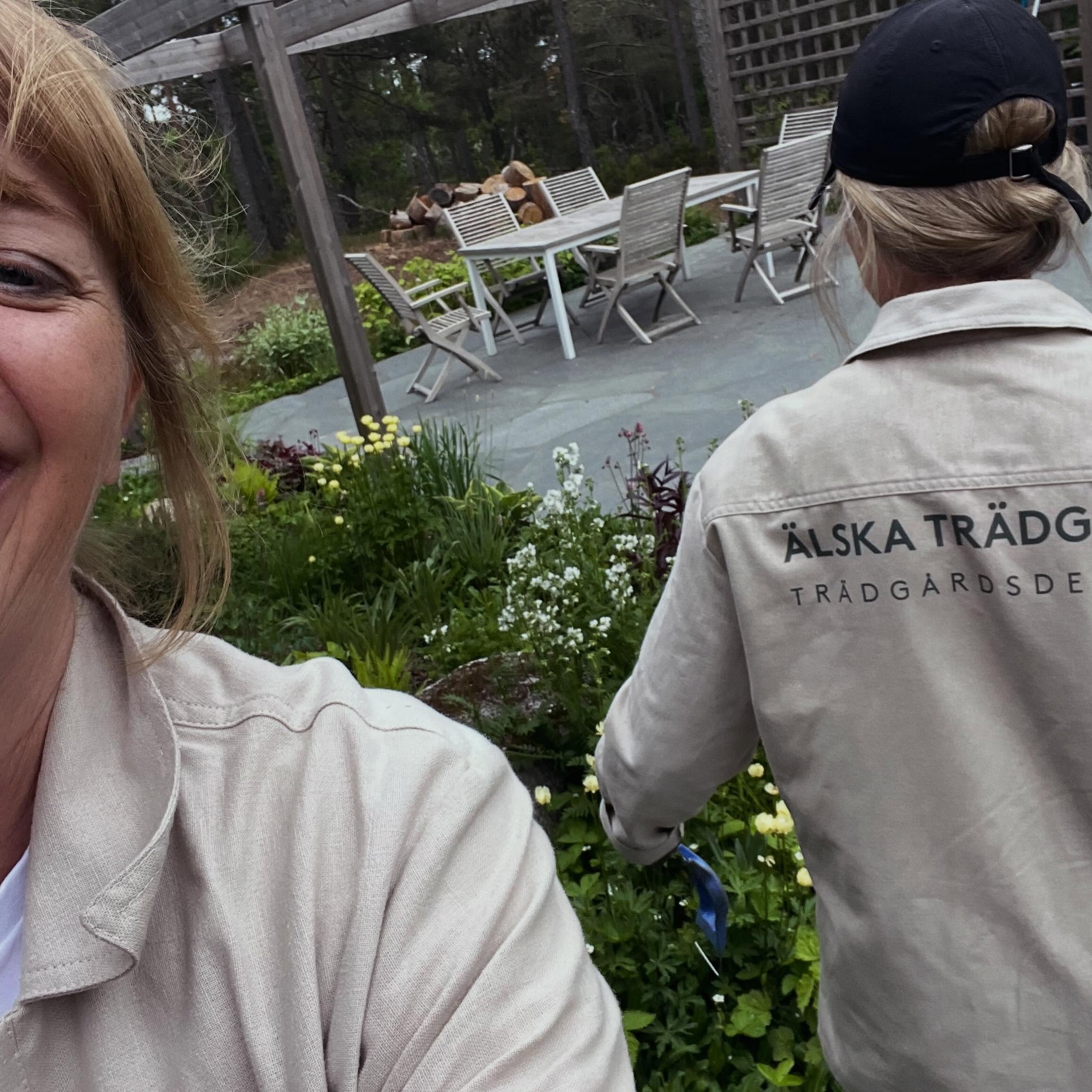 Kolla vilka fina arbetsjackor! 🌿

Jackorna &auml;r sydda av &aring;terbrukade bordsdukar fr&aring;n hotellbranschen som f&aring;tt ett nytt liv ist&auml;llet f&ouml;r att kasseras och &auml;r producerade i Sverige av @centerofcirculation 

S&aring;n