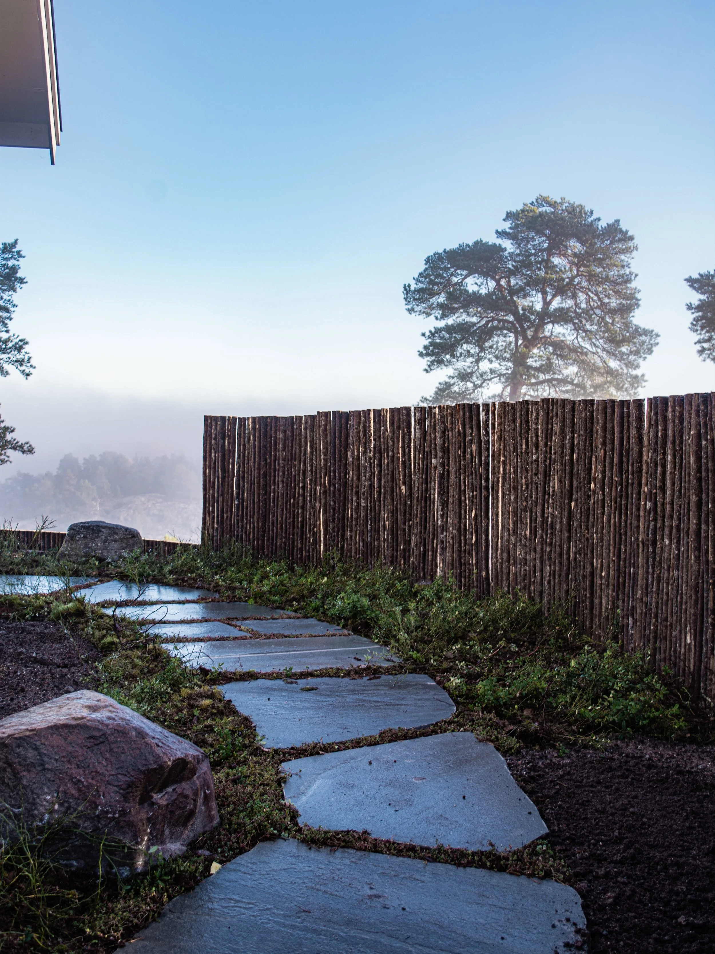 H&auml;romdagen var det magisk st&auml;mning n&auml;r delar av den h&auml;r tr&auml;dg&aring;rden &auml;ntligen fick sina v&auml;xter p&aring; plats. 🌿

Strutbr&auml;ken, majbr&auml;ken, svartbr&auml;ken, bergormrot, blodtopp, darrgr&auml;s, v&aring