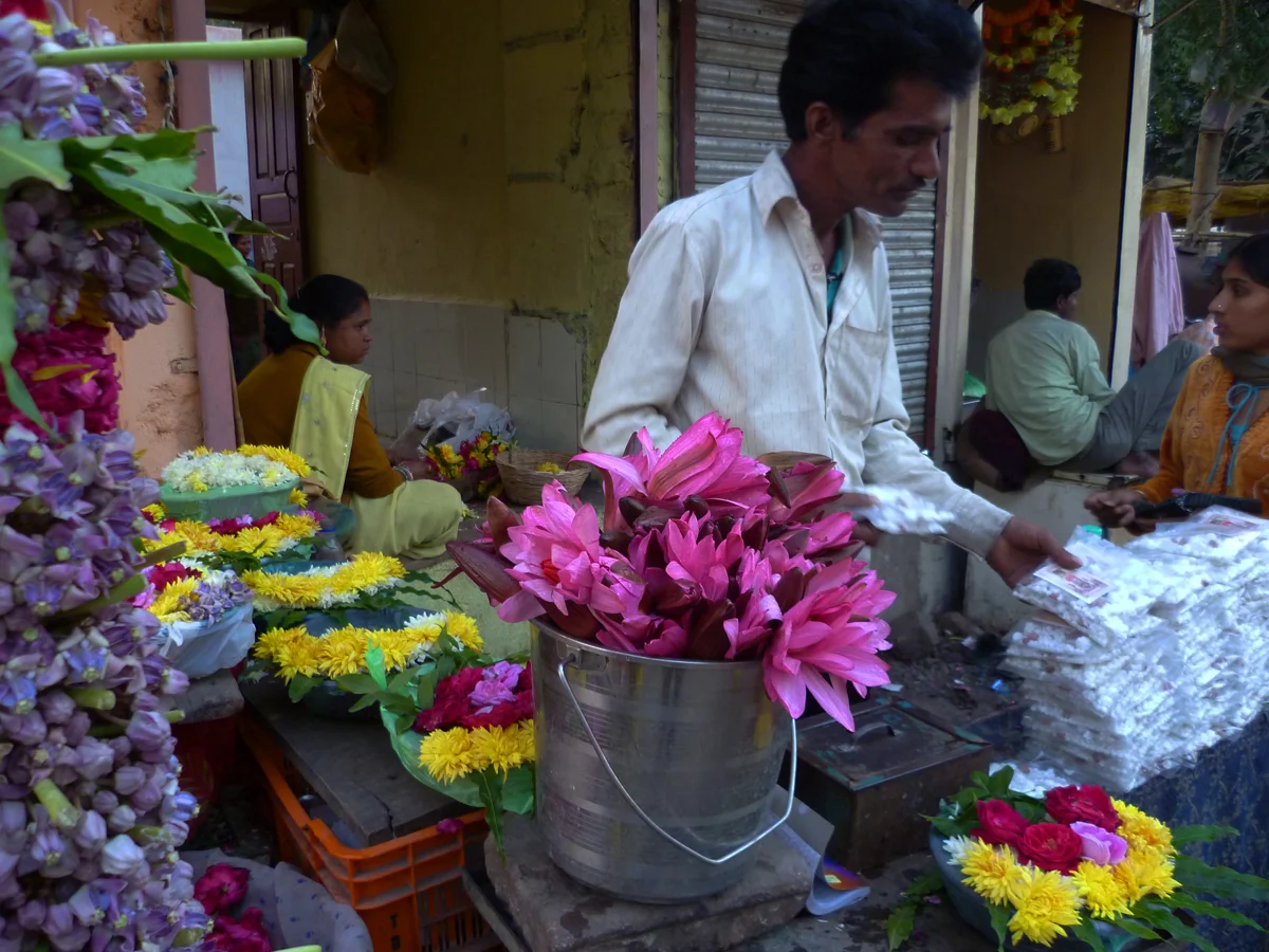 01 Ujjain temple flowerseller.JPG