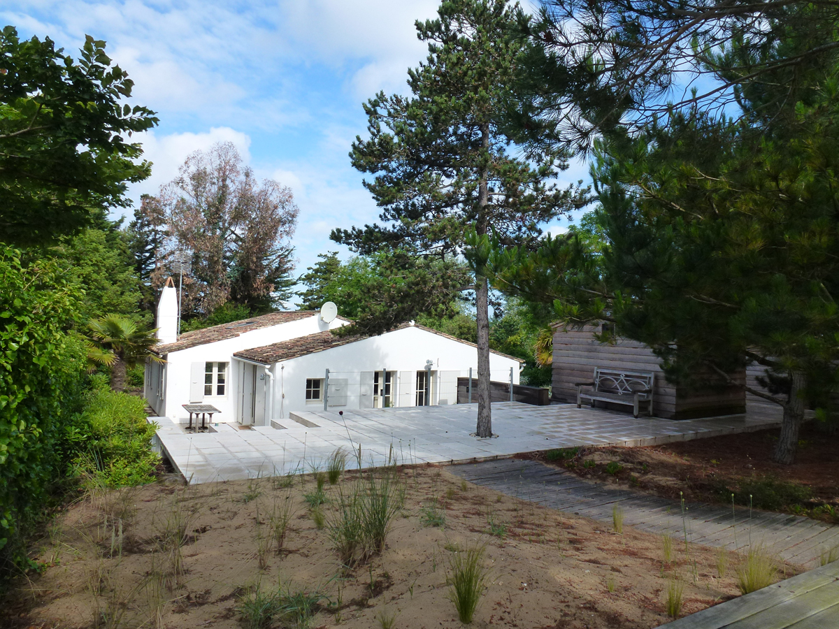 07 Ile de Re sand dune view to house.jpg