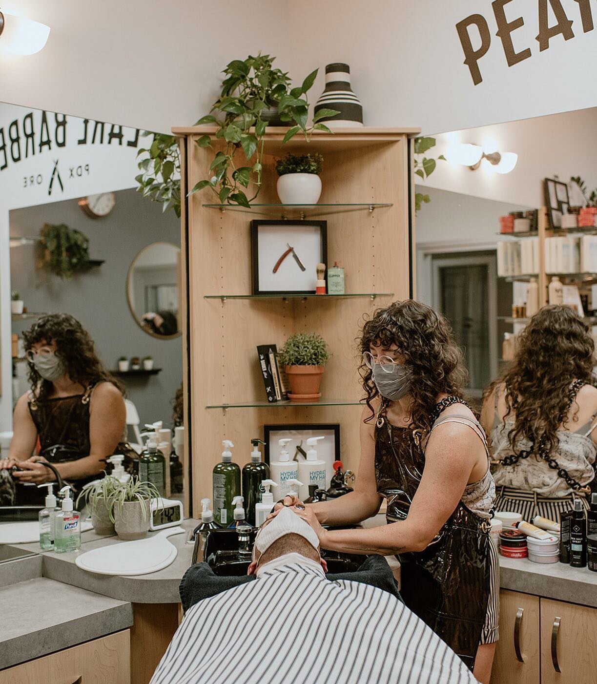 For the month of February, book with Kathleen and get the gift of a complimentary 5 minute scalp massage! 
Mention you saw this post when you&rsquo;re checking out, to redeem! 
📸: @madelinerosephoto 

#barber #ladybarber #barberlife #barbershop #bar