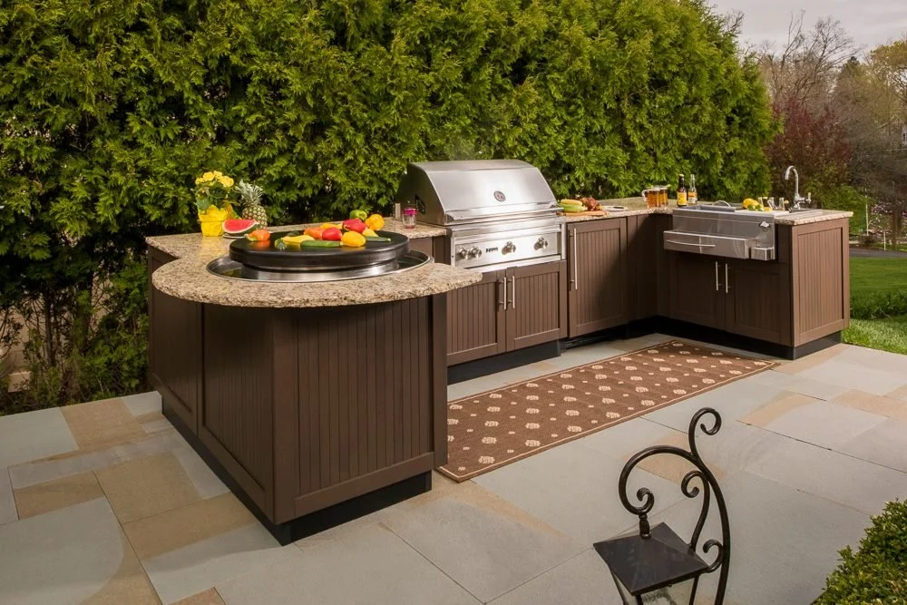 The best conversations? They happen outside—with a drink in hand and something sizzling on the grill. 🍹🔥 Nukitchens builds outdoor kitchens that bring the party to your patio. @brownjordanoutdoorkitchens 
Who’s bringing the snacks?
#B