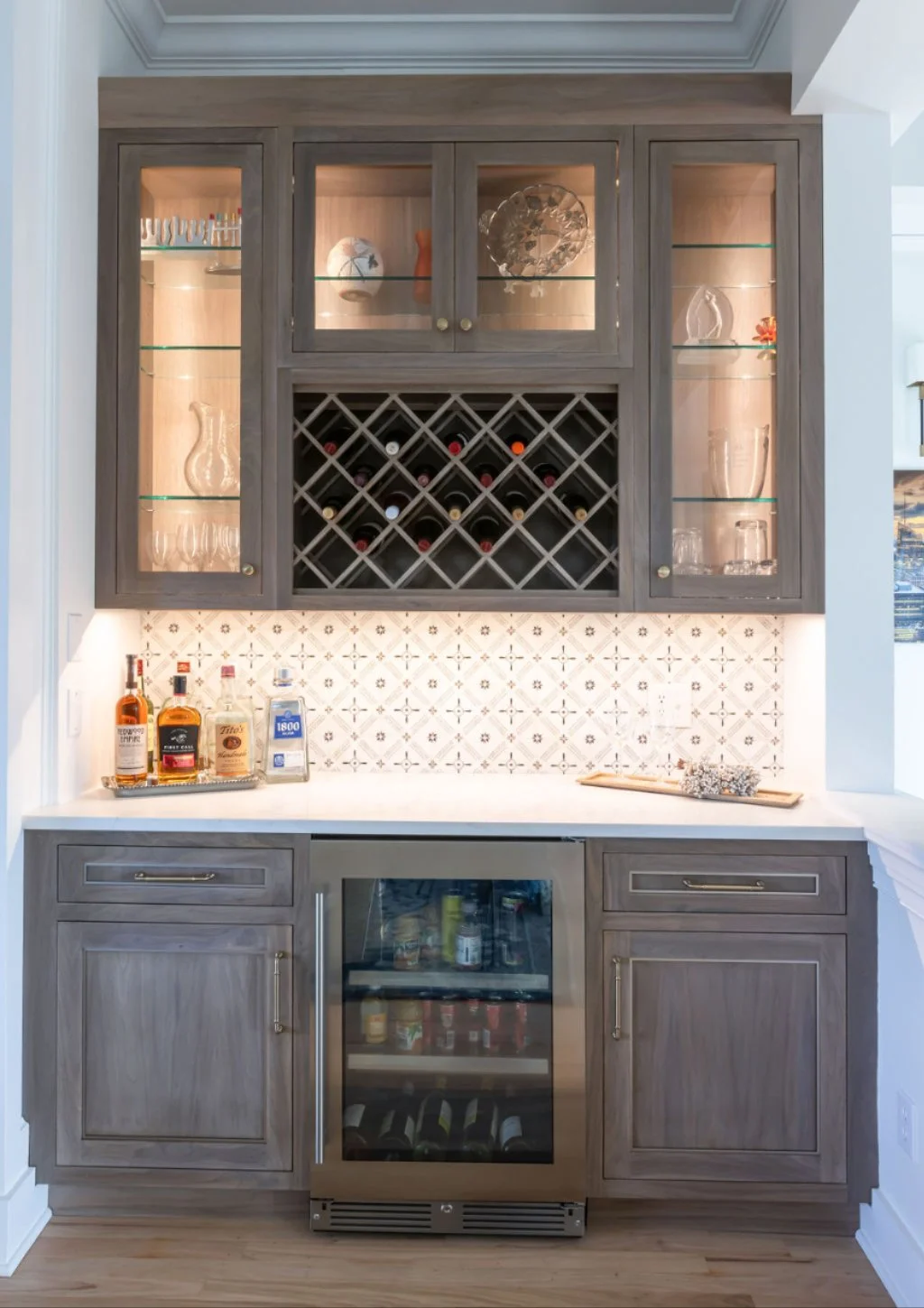 Cheers to Custom Design
🥂 Why go out when your home bar looks this good? Whether it’s for cocktails, wine storage, or your favorite bourbon collection, Nukitchens designs bar spaces that impress. Hidden storage, custom lighting, and luxe finis