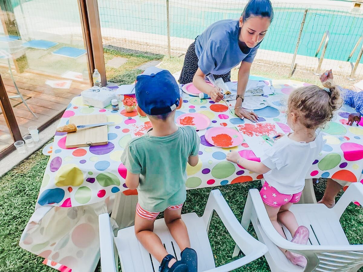 It was only a matter of time before some crafty students and art supplies found their way to me during my vacation 😂 What&rsquo;s a vacation without a little arts and crafts anyway?! 👩🏻&zwj;🎨 Here I am teaching some little munchkins in beautiful 